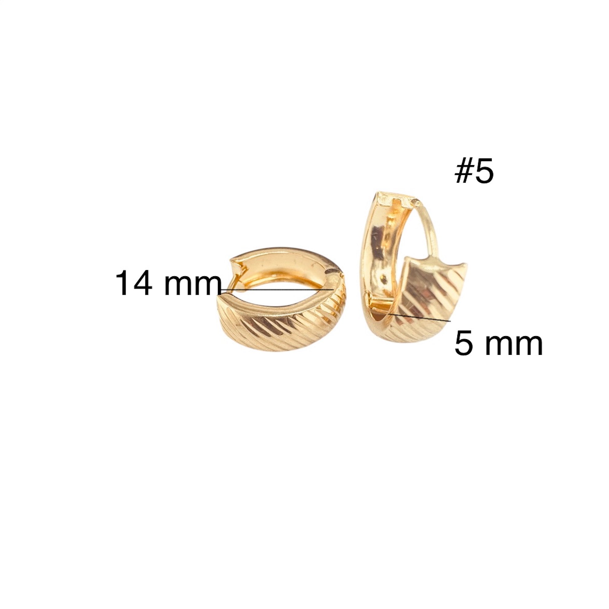 Arete huggie corto en oro amarillo 14K con diseño de corte diagonal, tamaño 5 mm x 14 mm