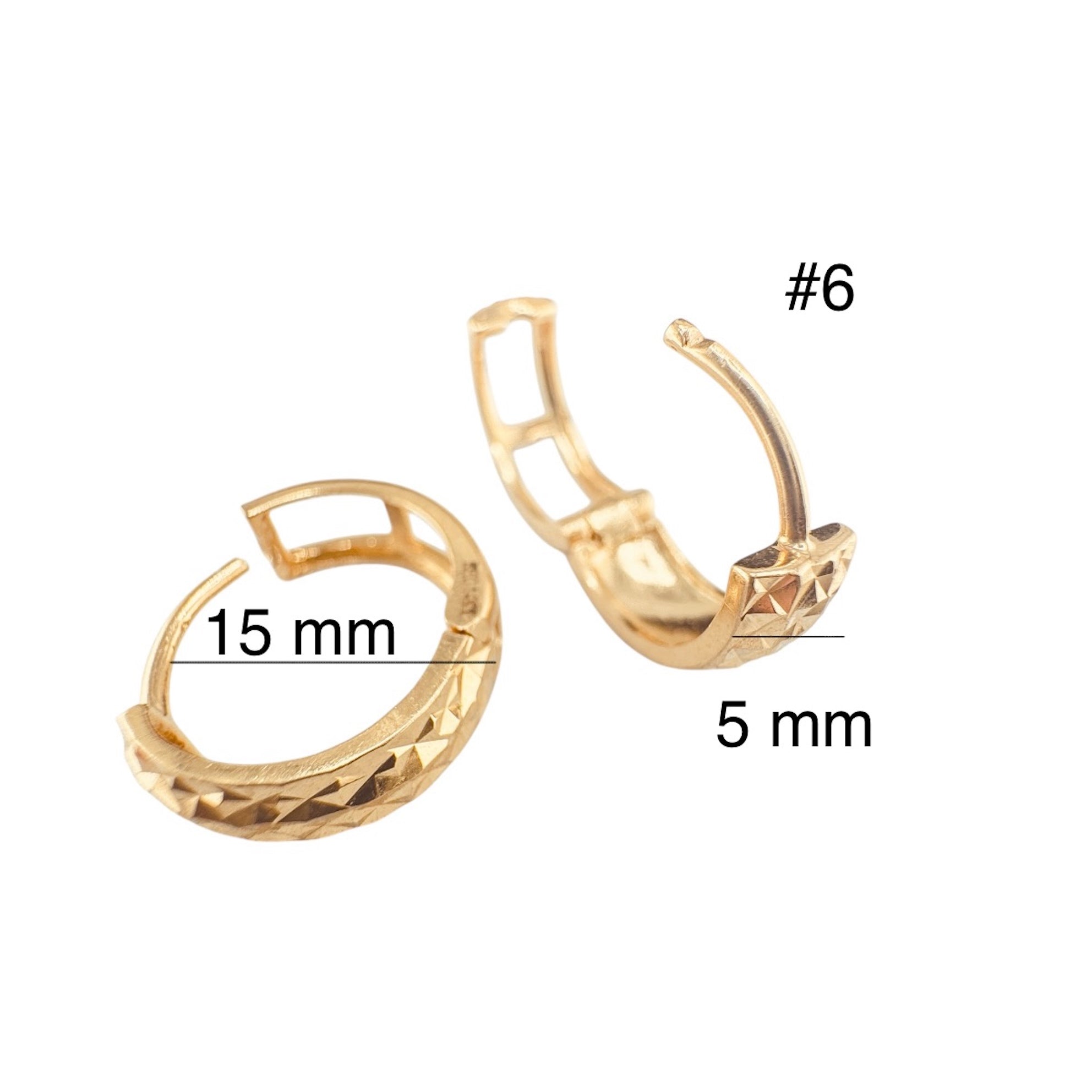 Arete huggie corto en oro amarillo 14K con diseño de corte diamante, medidas 5 mm x 15 mm