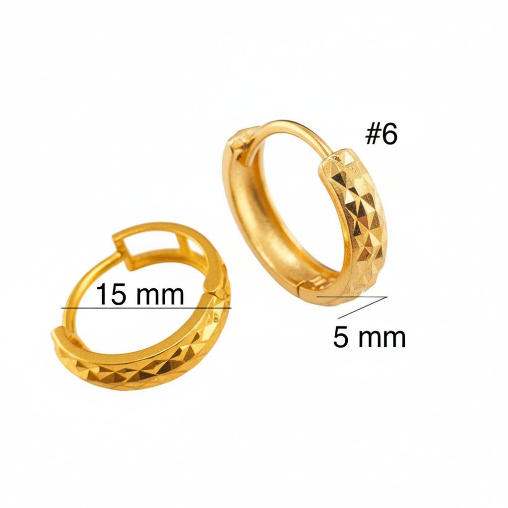 Arete huggie corto en oro amarillo 14K con diseño de corte diamante, medidas 5 mm x 15 mm