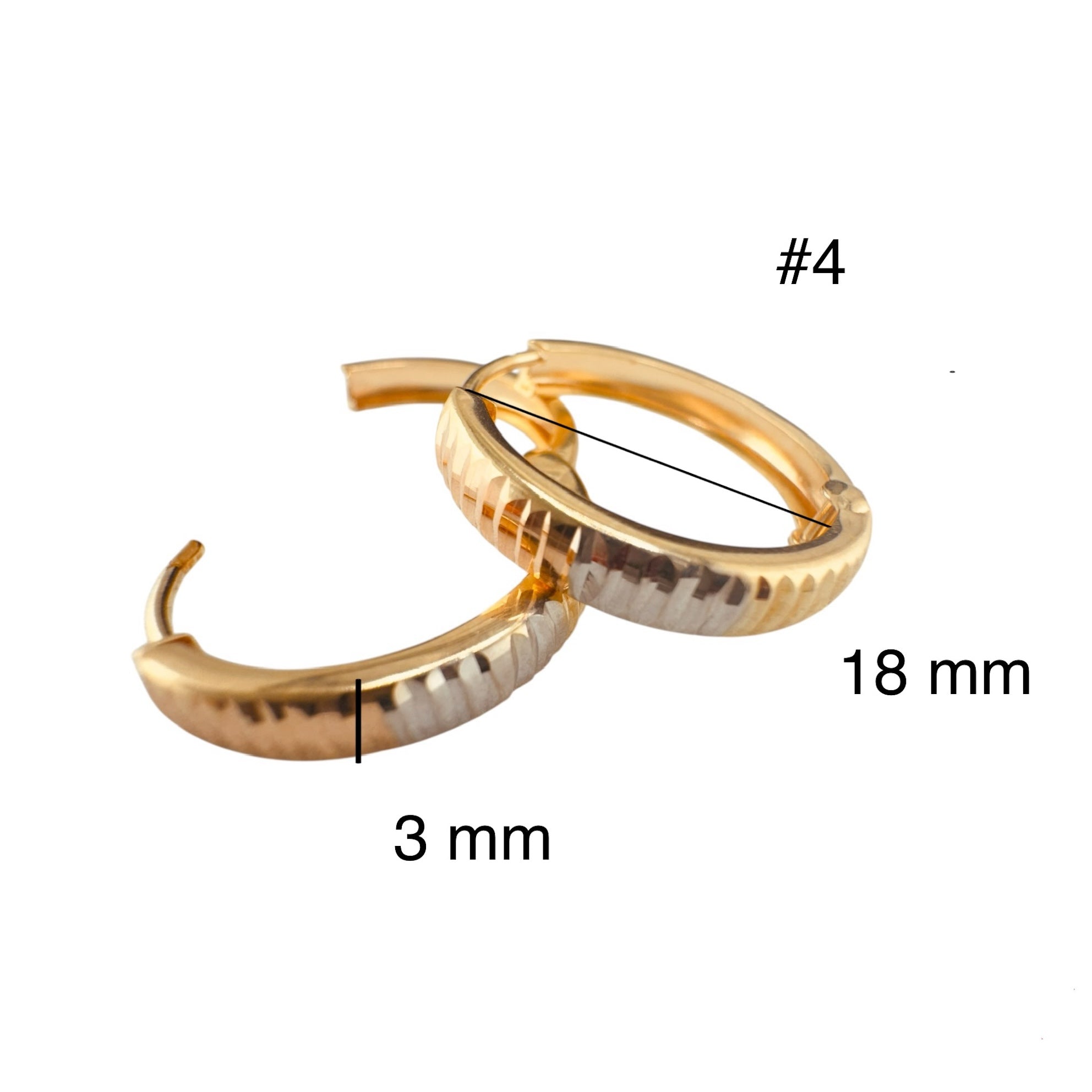 Arete huggie corto en oro 14K bicolor con diseño de corte escalonado, medidas 3 mm x 18 mm