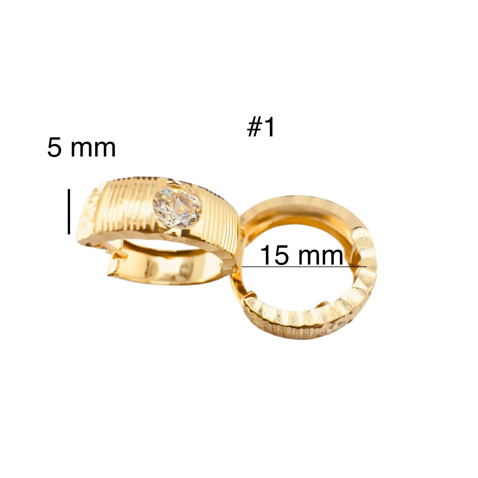 Arete huggie corto en oro 14K con diseño de línea diamantada y piedra blanca brillante, 5 mm de ancho.