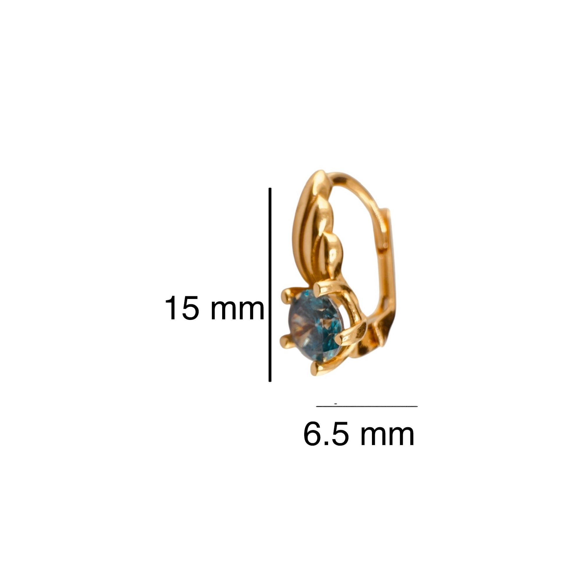Arete corto de oro 14K con piedra azul brillante, diseño curvo liso y cierre de presión, con dimensiones de 15 mm de alto por 6.5 mm de ancho.