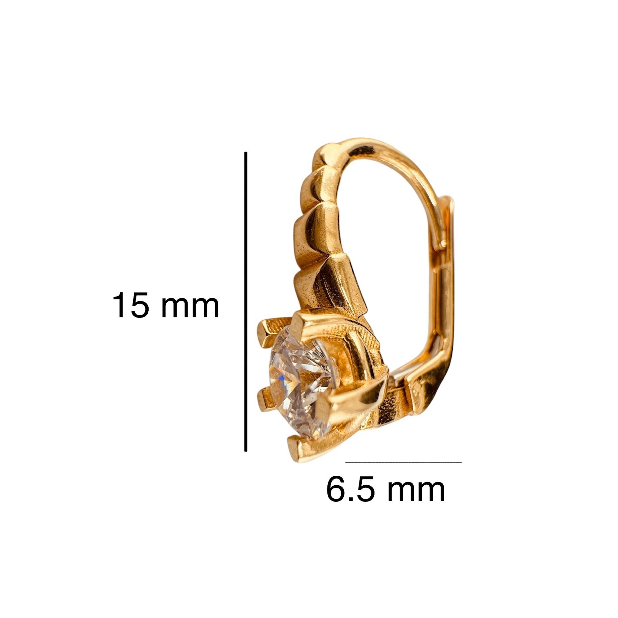 Arete corto de oro 14K con piedra blanca brillante y cierre de presión, diseño grabado facetado, con medidas de 15 mm de alto por 6.5 mm de ancho.