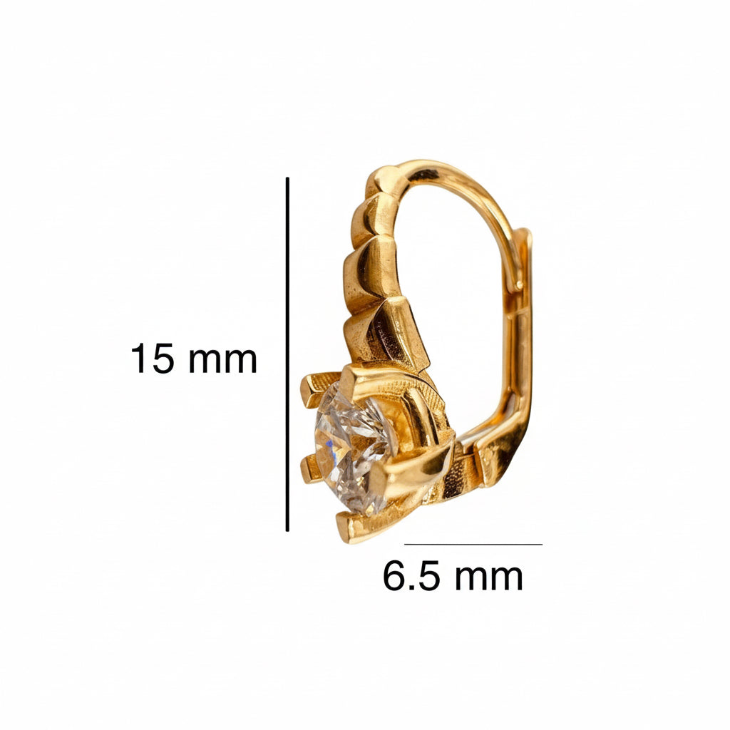 Arete corto de oro 14K con piedra blanca brillante y cierre de presión, diseño grabado facetado, con medidas de 15 mm de alto por 6.5 mm de ancho.