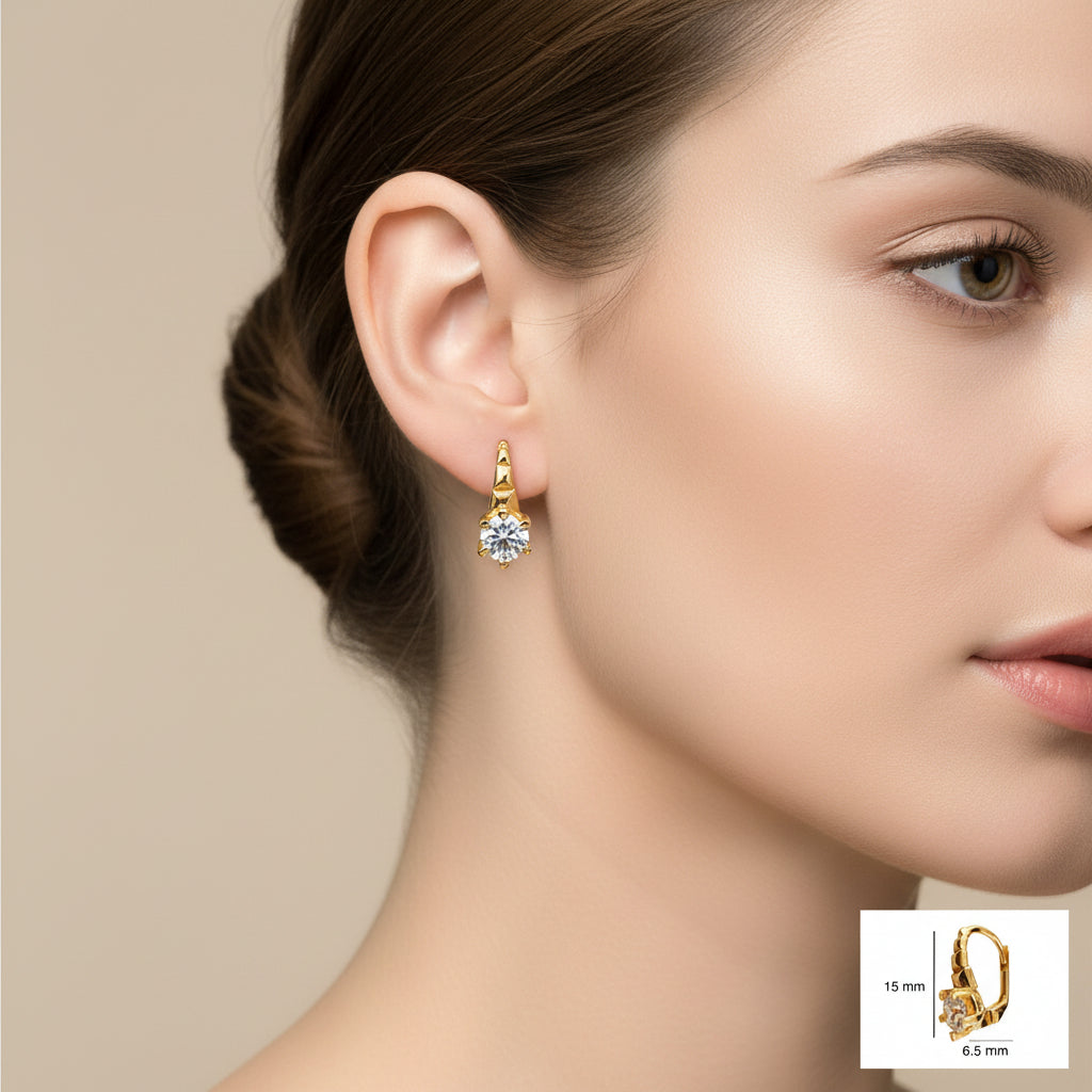 Arete corto de oro 14K con piedra blanca brillante y cierre de presión, diseño grabado facetado, con medidas de 15 mm de alto por 6.5 mm de ancho. TuOro.
