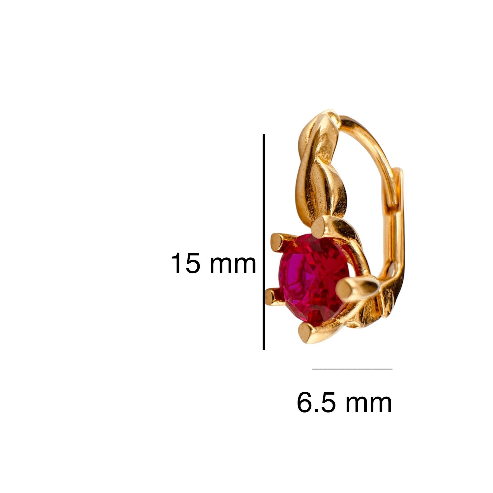 Arete corto de oro 14K con piedra roja brillante y cierre de presión, diseño liso curvo, con medidas de 15 mm de alto por 6.5 mm de ancho.