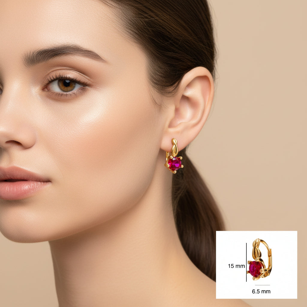 Arete corto de oro 14K con piedra roja brillante y cierre de presión, diseño liso curvo, con medidas de 15 mm de alto por 6.5 mm de ancho. TuOro.