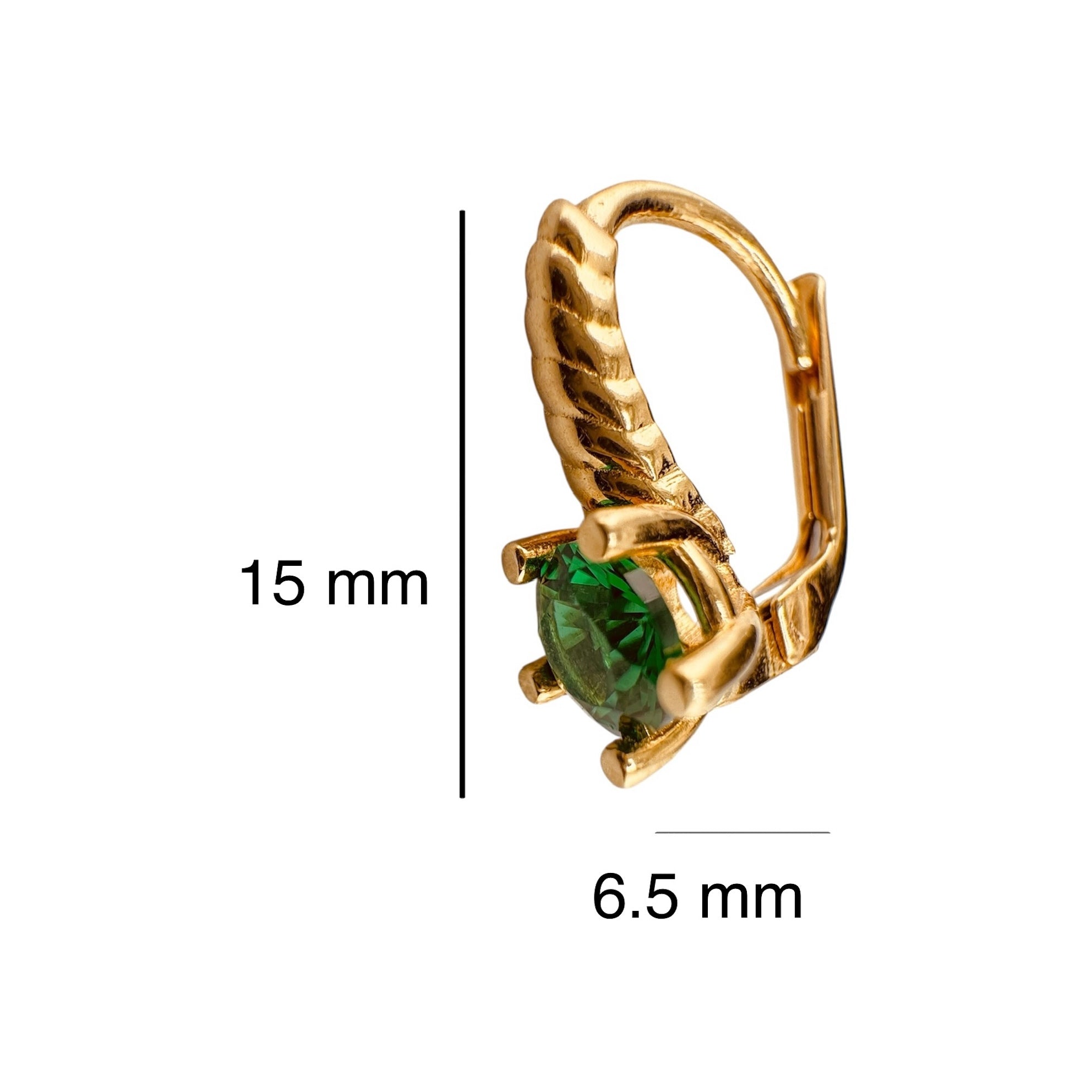 Arete corto de oro 14K con piedra verde esmeralda y cierre de presión, diseño grabado en forma de hoja, con medidas de 15 mm de alto por 6.5 mm de ancho.