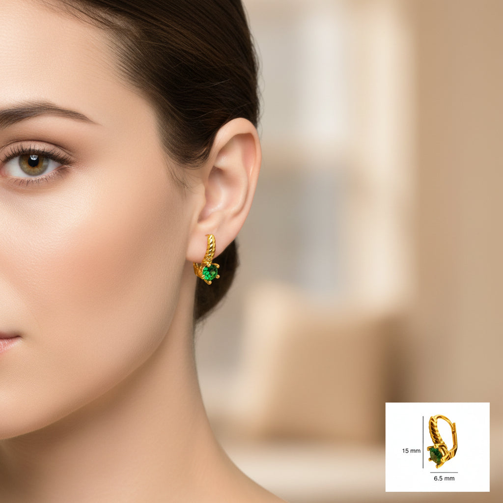 Arete corto de oro 14K con piedra verde esmeralda y cierre de presión, diseño grabado en forma de hoja, con medidas de 15 mm de alto por 6.5 mm de ancho. TuOro.