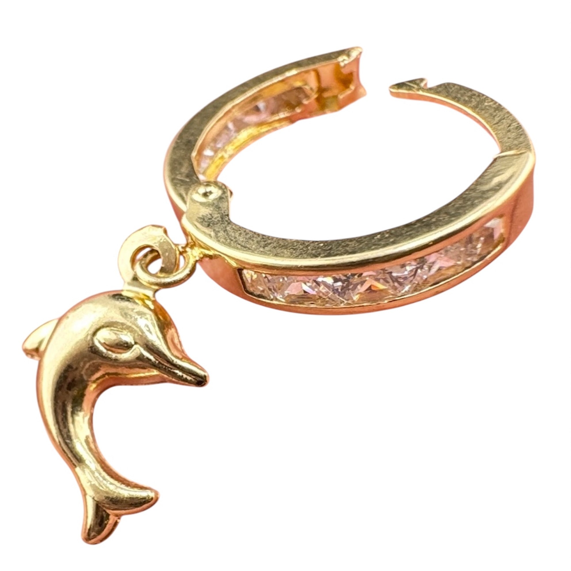 Primer plano de arete huggie en oro 14K con dije colgante de delfín y circonias incrustadas, diseño elegante y juvenil