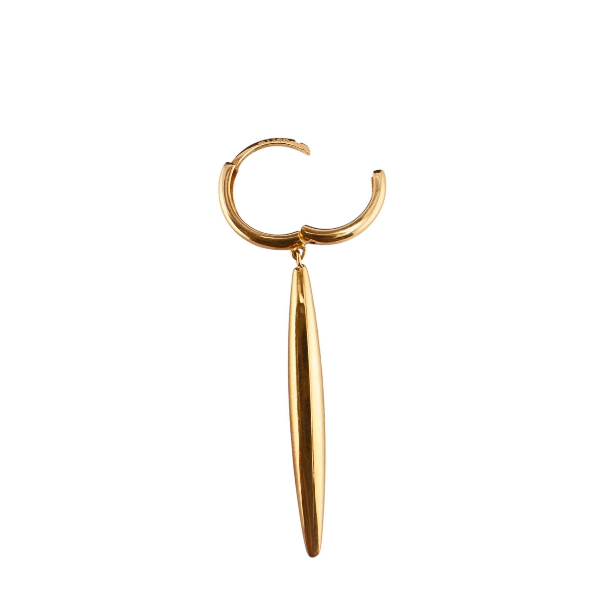 Arete largo huggie en oro 14K con diseño tipo espiga y vista del cierre abierto, mostrando su sistema cómodo y seguro