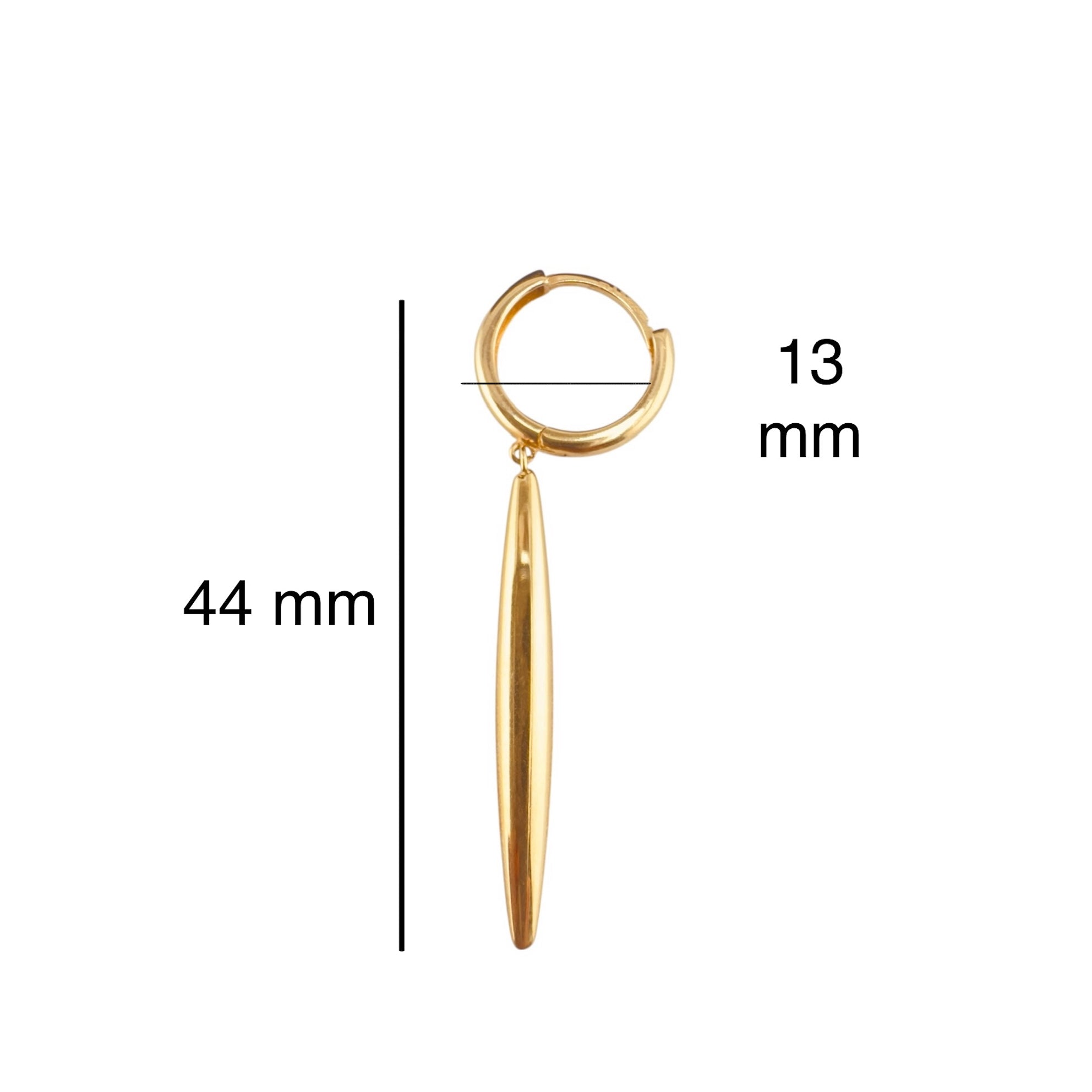 Arete largo huggie en oro 14K con diseño tipo espiga estilizada, mostrando las medidas 13x44 mm.