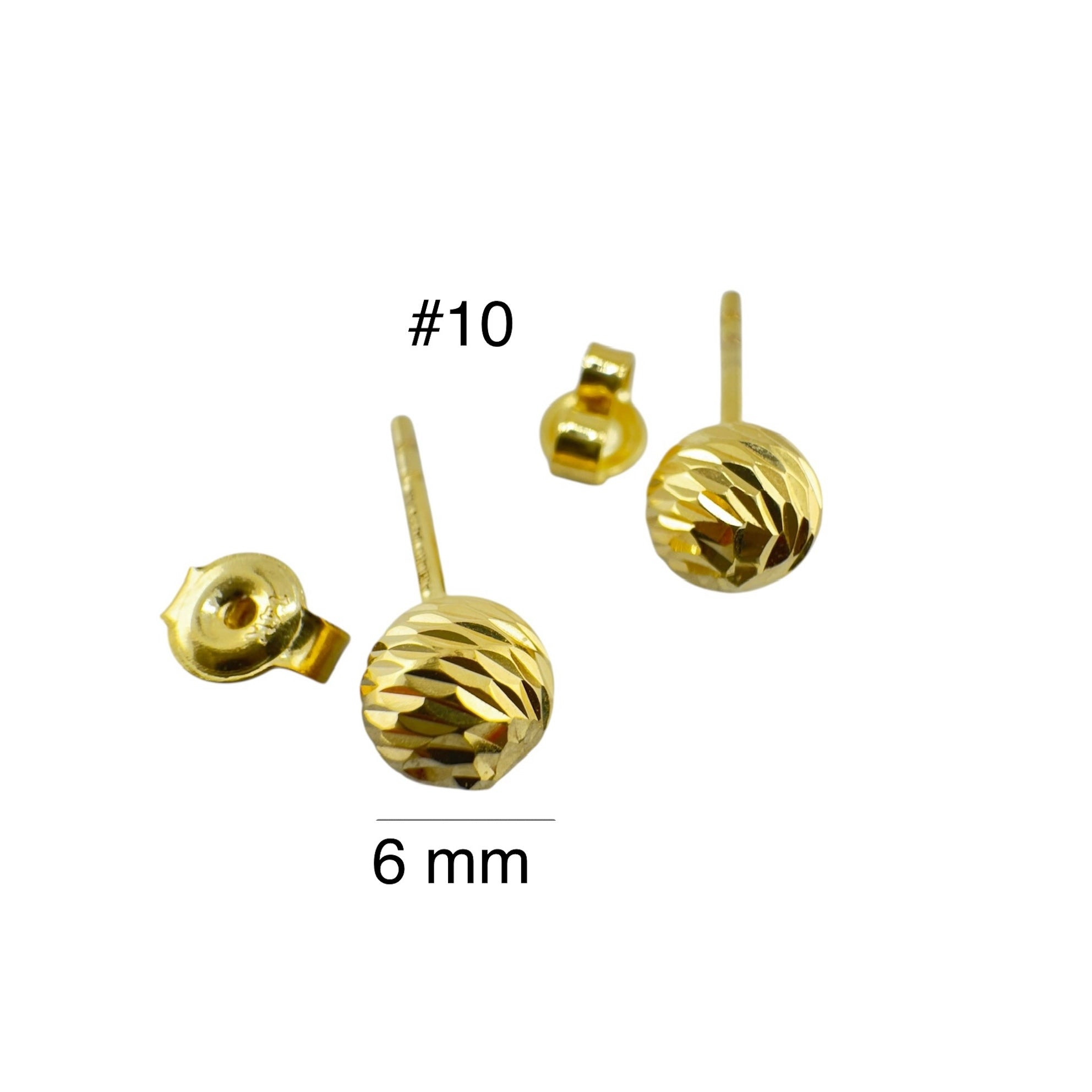 Arete pequeño con cierre mariposa en oro 14K, diseño de bola facetada de 6 mm, elegante y brillante para uso diario.