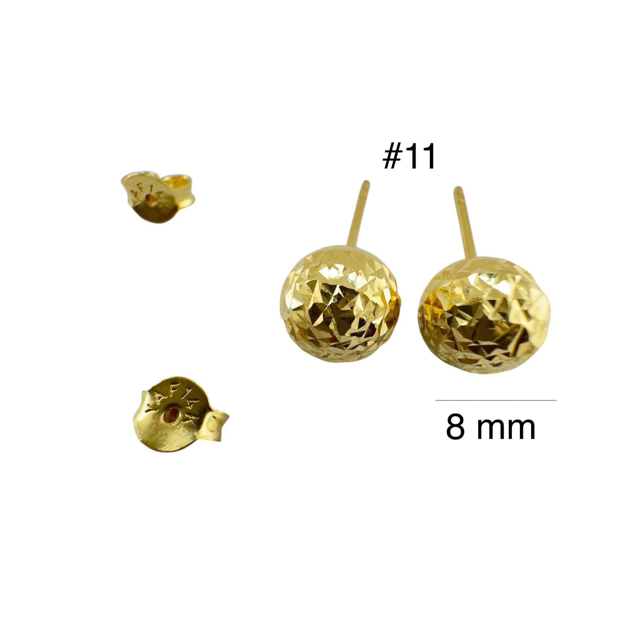 Arete pequeño con cierre mariposa en oro 14K, diseño de bola facetada de 8 mm, acabado brillante y elegante para uso diario.