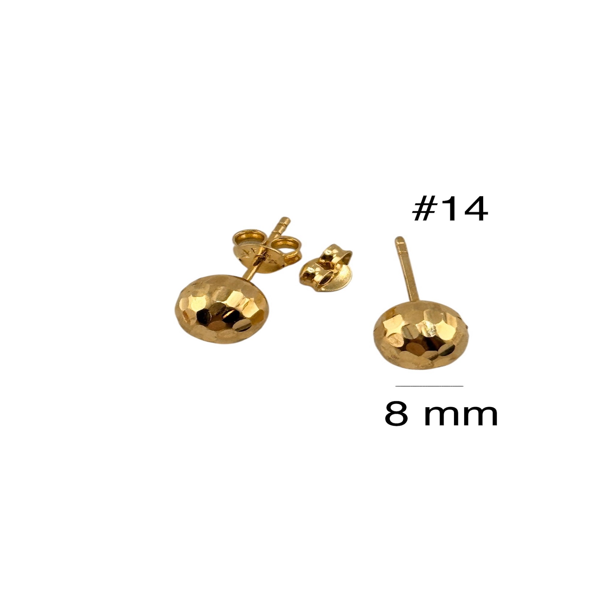 Aretes pequeños tipo bola facetada de 8 mm en oro 14K con cierre mariposa, brillantes y modernos para uso diario.