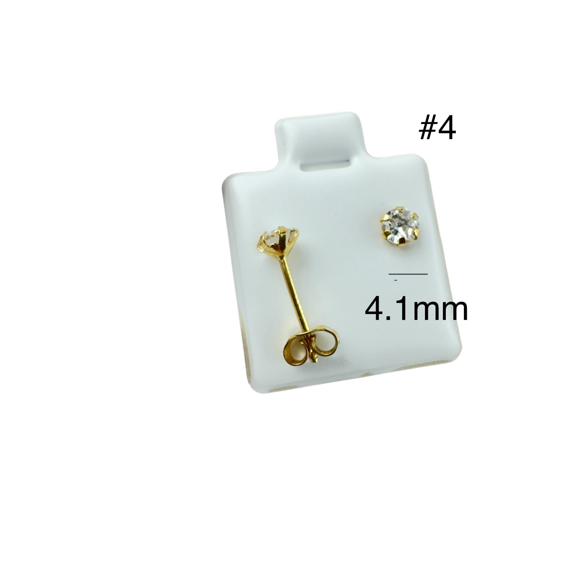 Arete pequeño con cierre mariposa en oro 14K, circonia redonda de 4.1 mm, diseño clásico y elegante para uso diario.