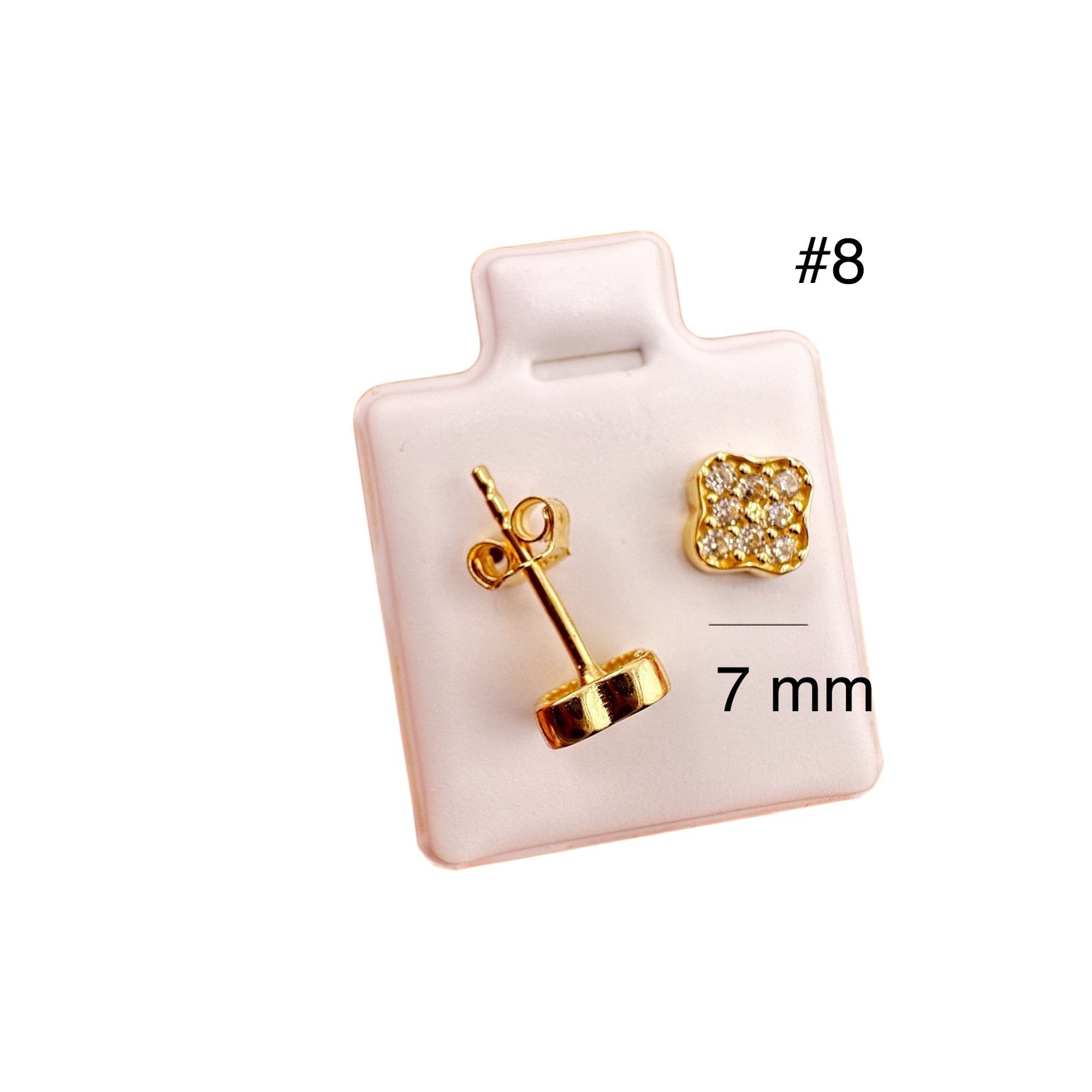 Arete pequeño con cierre mariposa en oro 14K, diseño de flor con cuatro pétalos y circonias brillantes, 7 mm, joya delicada y sofisticada ideal para uso diario o regalo especial.