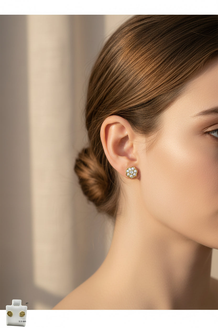 Arete pequeño con cierre mariposa en oro 14K, diseño hexagonal con circonias brillantes, 5.5 mm, joya elegante y delicada para uso diario o regalo especial, TuOro.
