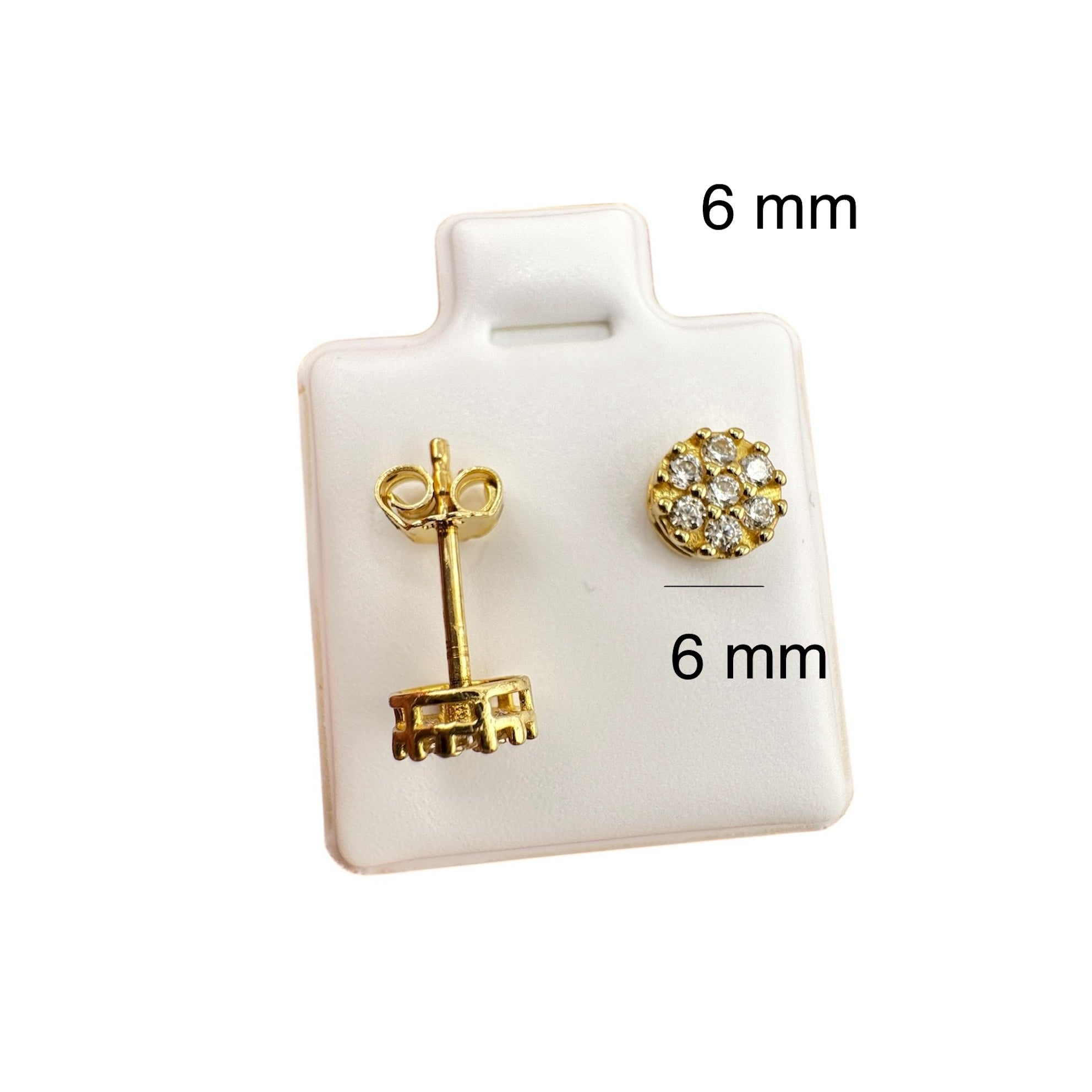 Arete pequeño con cierre mariposa en oro 14K, diseño redondo en pavé de circonias, 6 mm de diámetro, estilo elegante y brillante para uso diario.