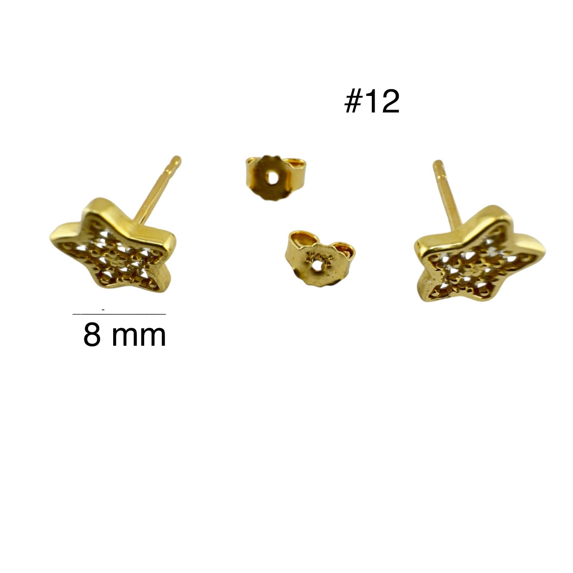 Arete pequeño con cierre mariposa en oro 14K, diseño de estrella calada con circonias, tamaño 8 mm, ideal para un estilo juvenil y elegante.