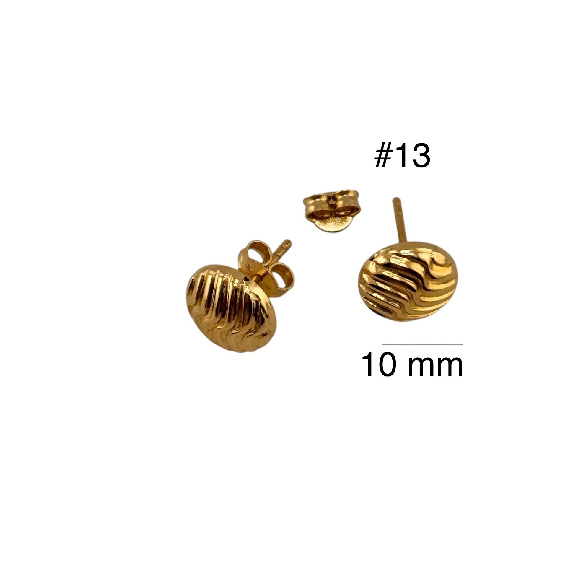 Aretes pequeños ovalados texturizados de 10 mm en oro 14K con cierre mariposa, elegantes y cómodos para uso diario.