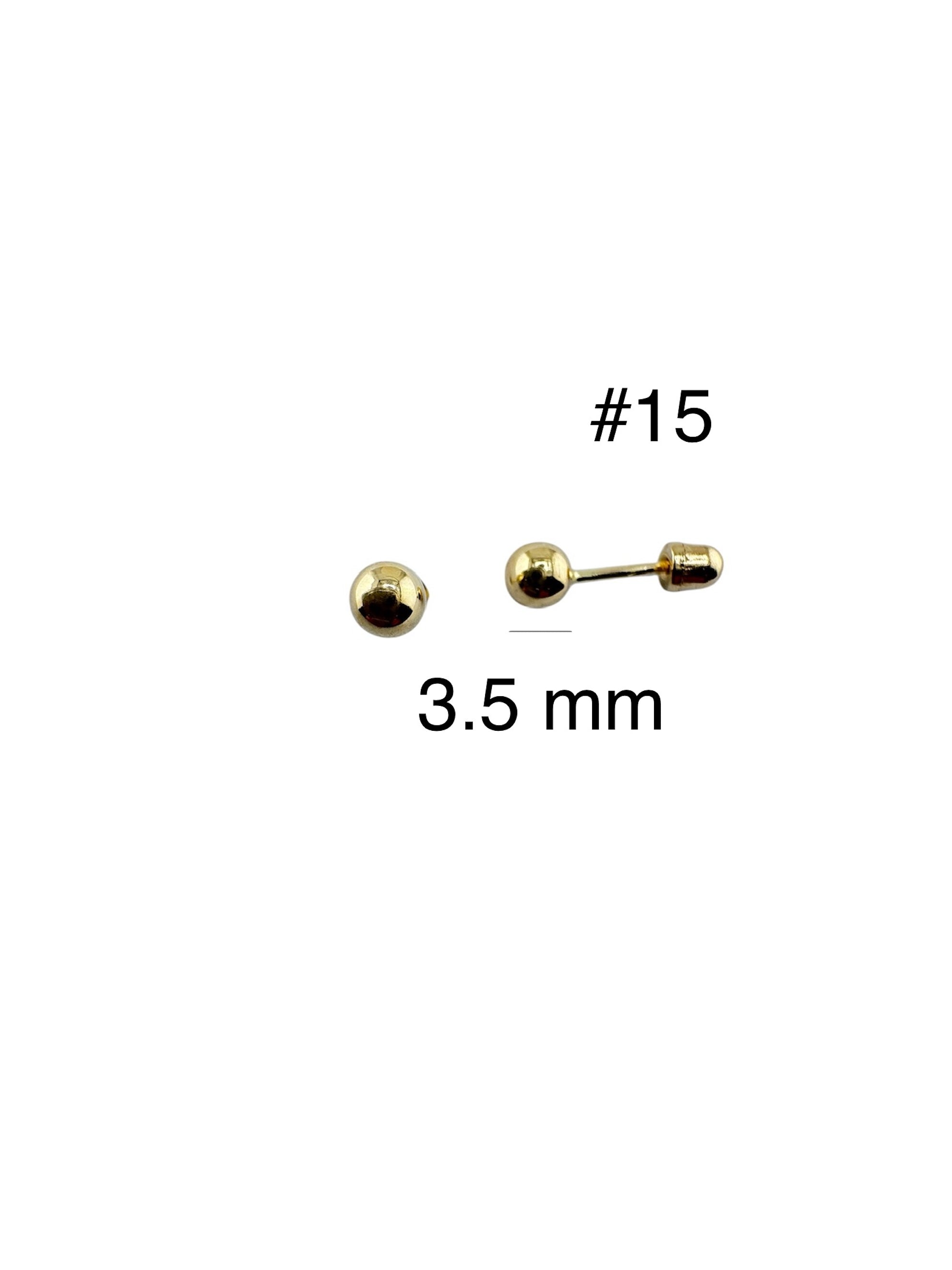 Arete pequeño en oro 14K con cierre de rosca, diseño clásico de bola lisa de 3.5 mm, ideal para uso diario o como primera joya.