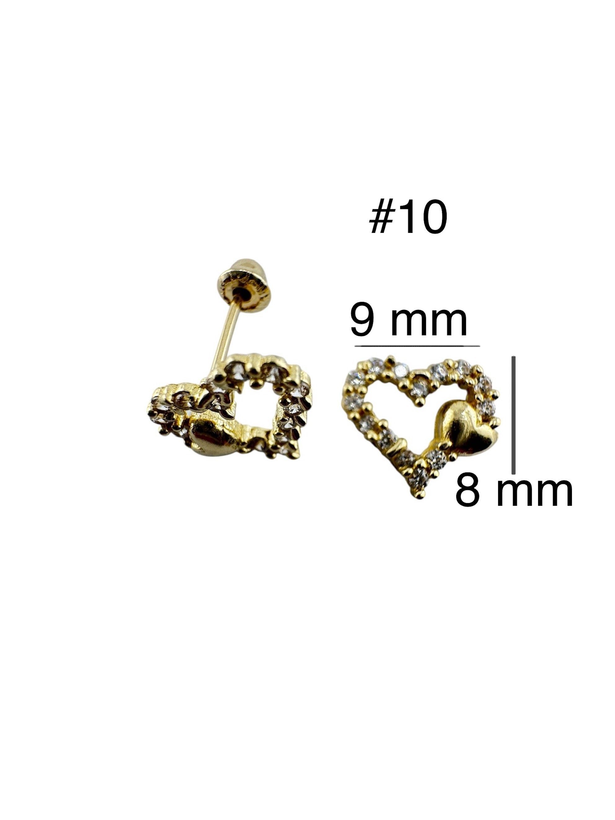 Arete pequeño en oro 14K con cierre de rosca, diseño de corazón calado con circonias de 9 x 8 mm y detalle macizo lateral.
