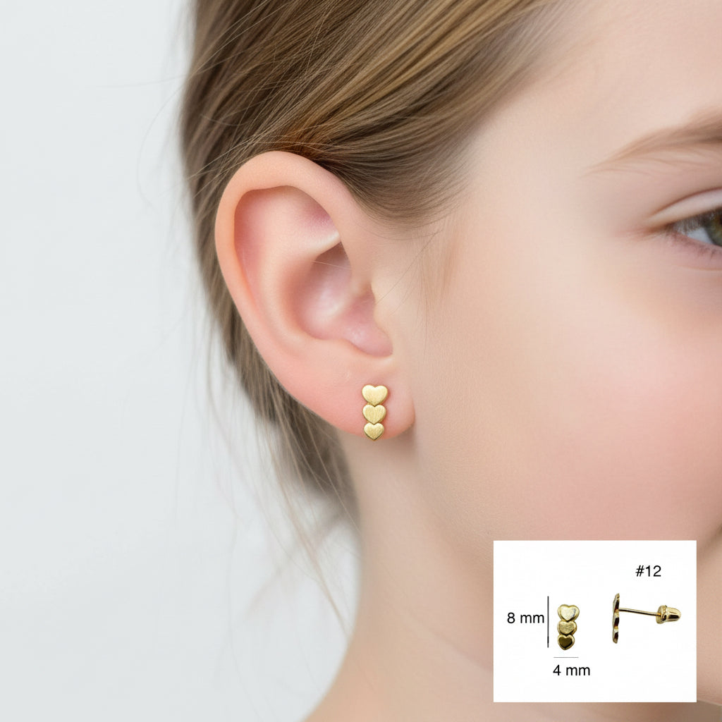Arete pequeño en oro 14K con cierre de rosca, diseño vertical de tres corazones unidos de 8 x 4 mm, romántico y delicado, TuOro.
