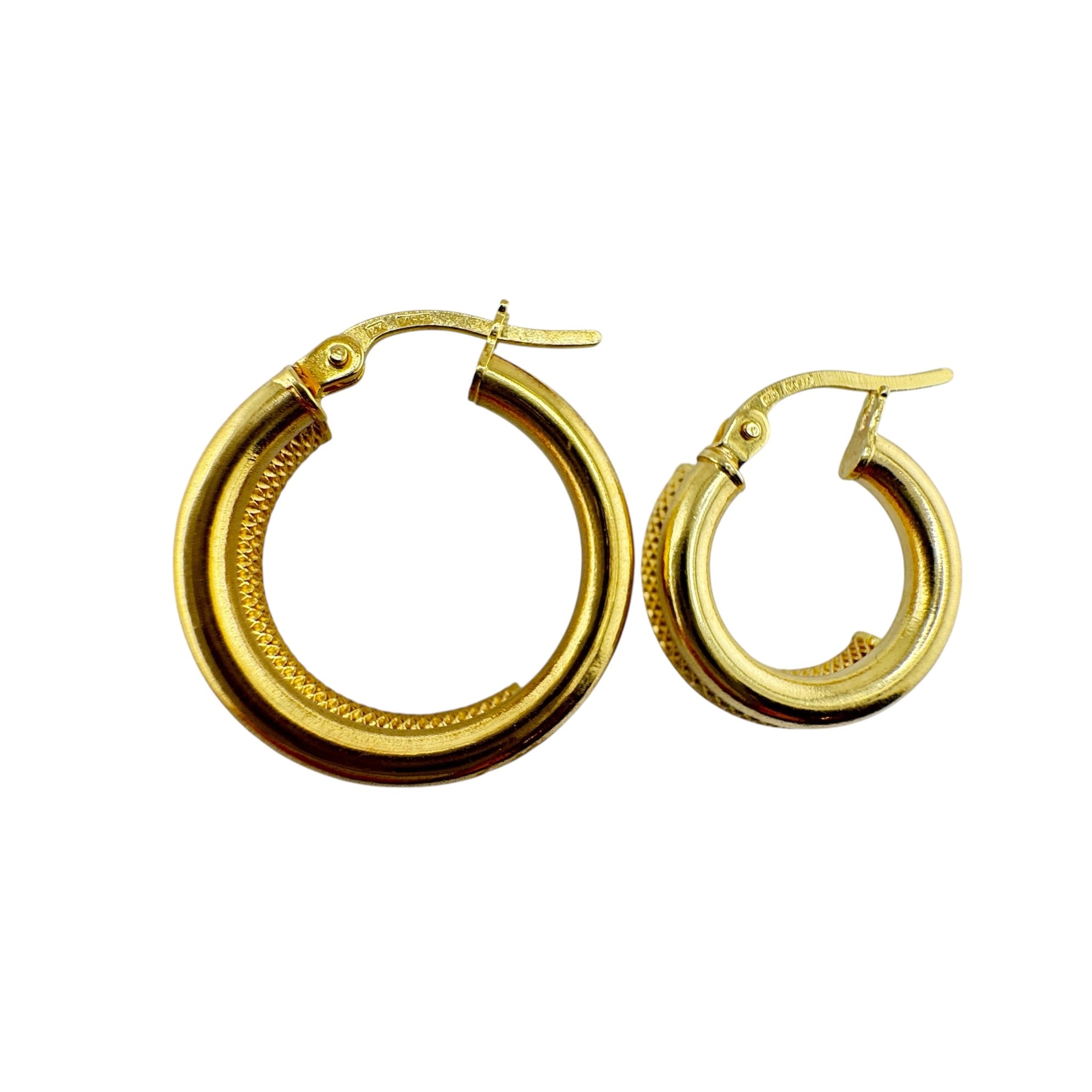 Aretes argolla doble tubo en oro 14K con detalle satinado interior, diseño elegante y moderno para uso diario o regalo.