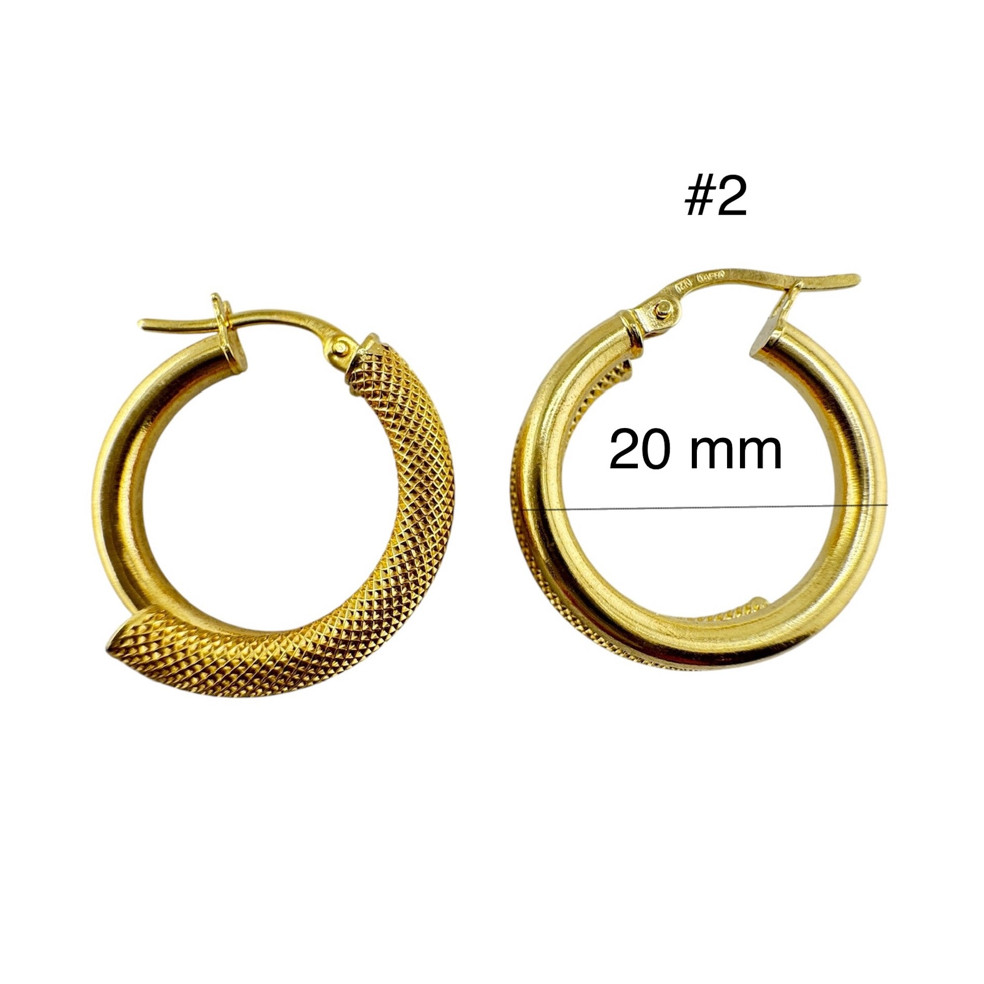 Aretes argolla medio aro satinado en oro 14K de 20 mm, diseño de doble tubo liso y satinado, elegantes y duraderos para toda ocasión.
