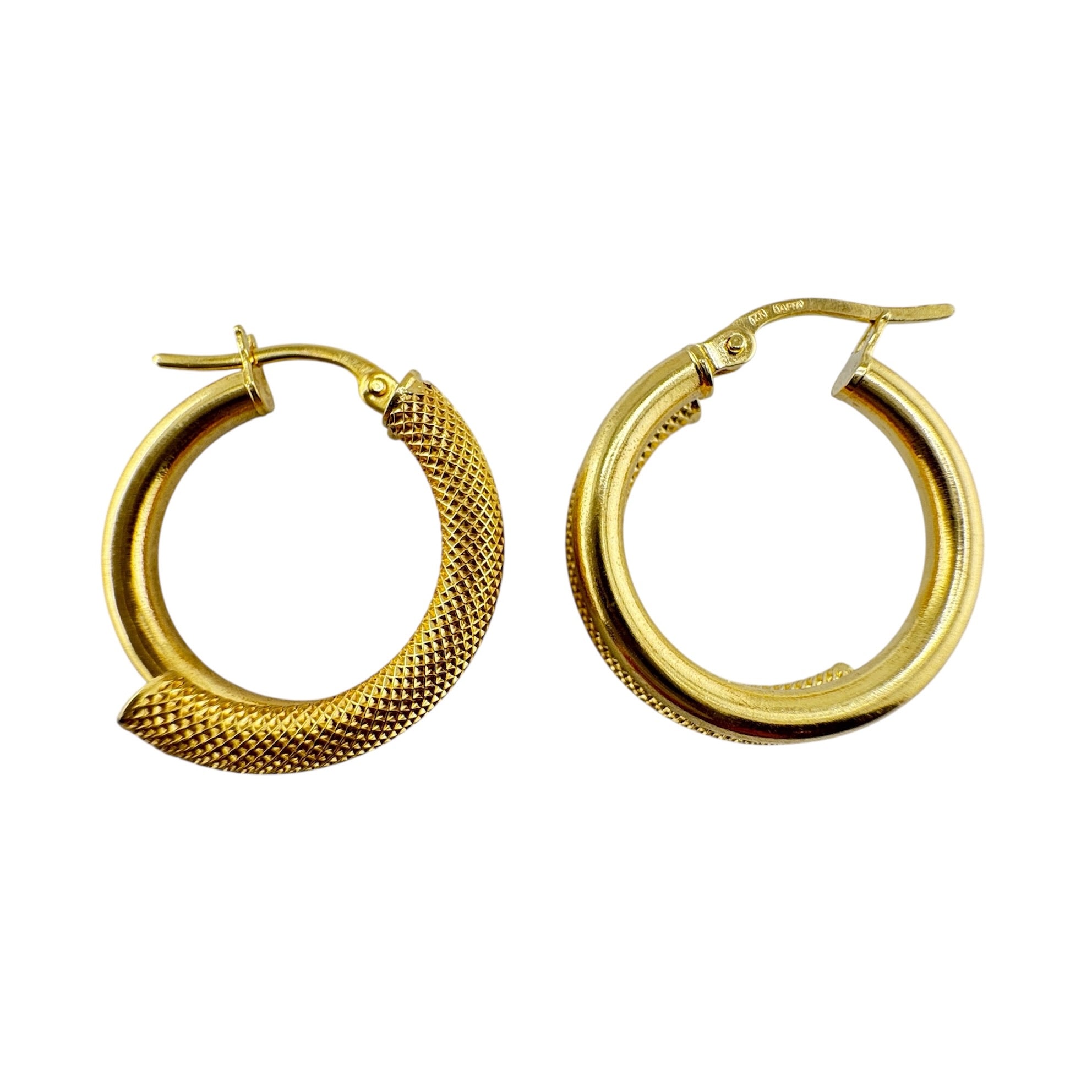 Aretes argolla medio aro satinado en oro 14K con diseño de doble tubo, un lado liso y otro texturizado, estilo moderno y elegante.