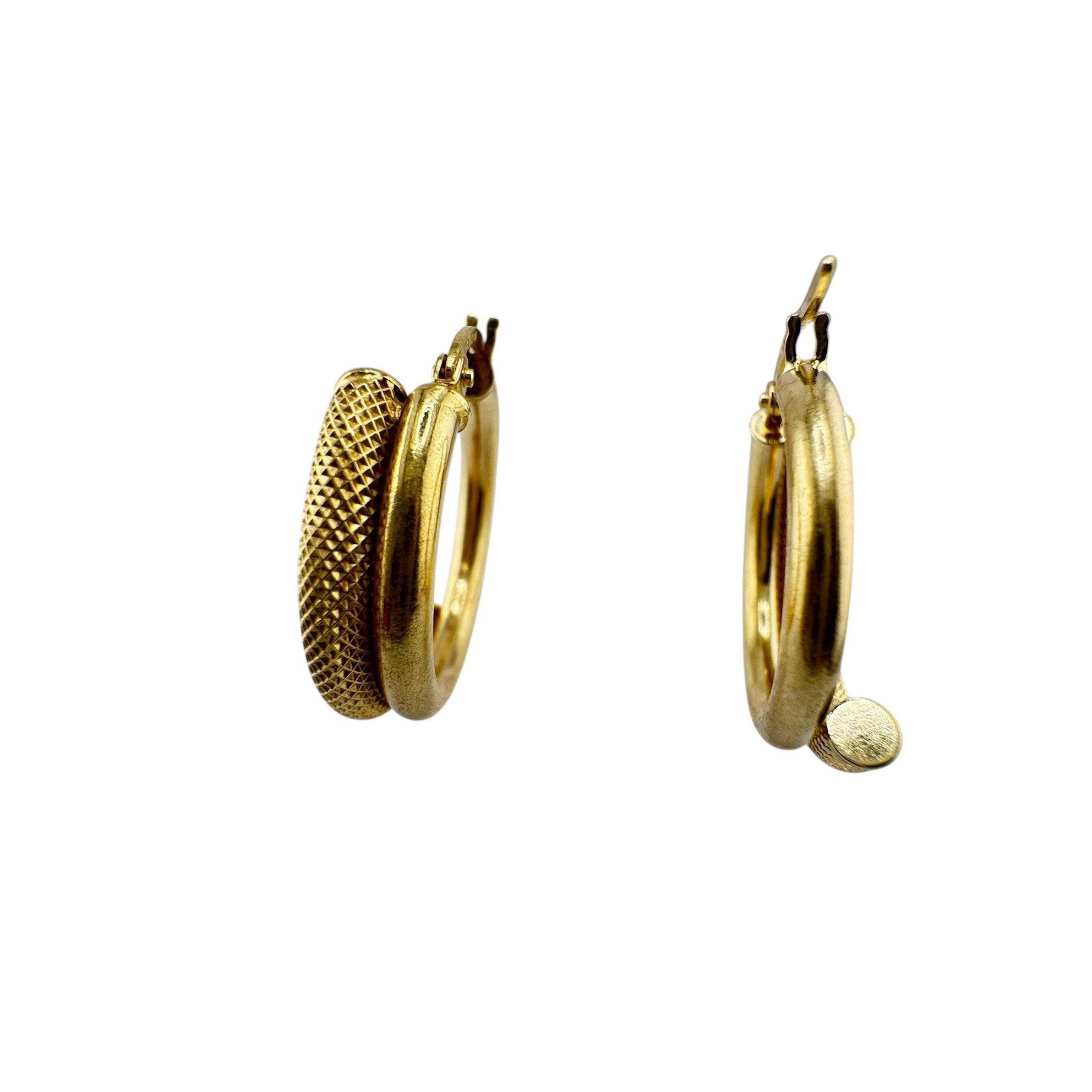 Aretes argolla en oro 14K con diseño de doble tubo, medio aro satinado y medio liso, elegantes y versátiles para uso diario o regalo.