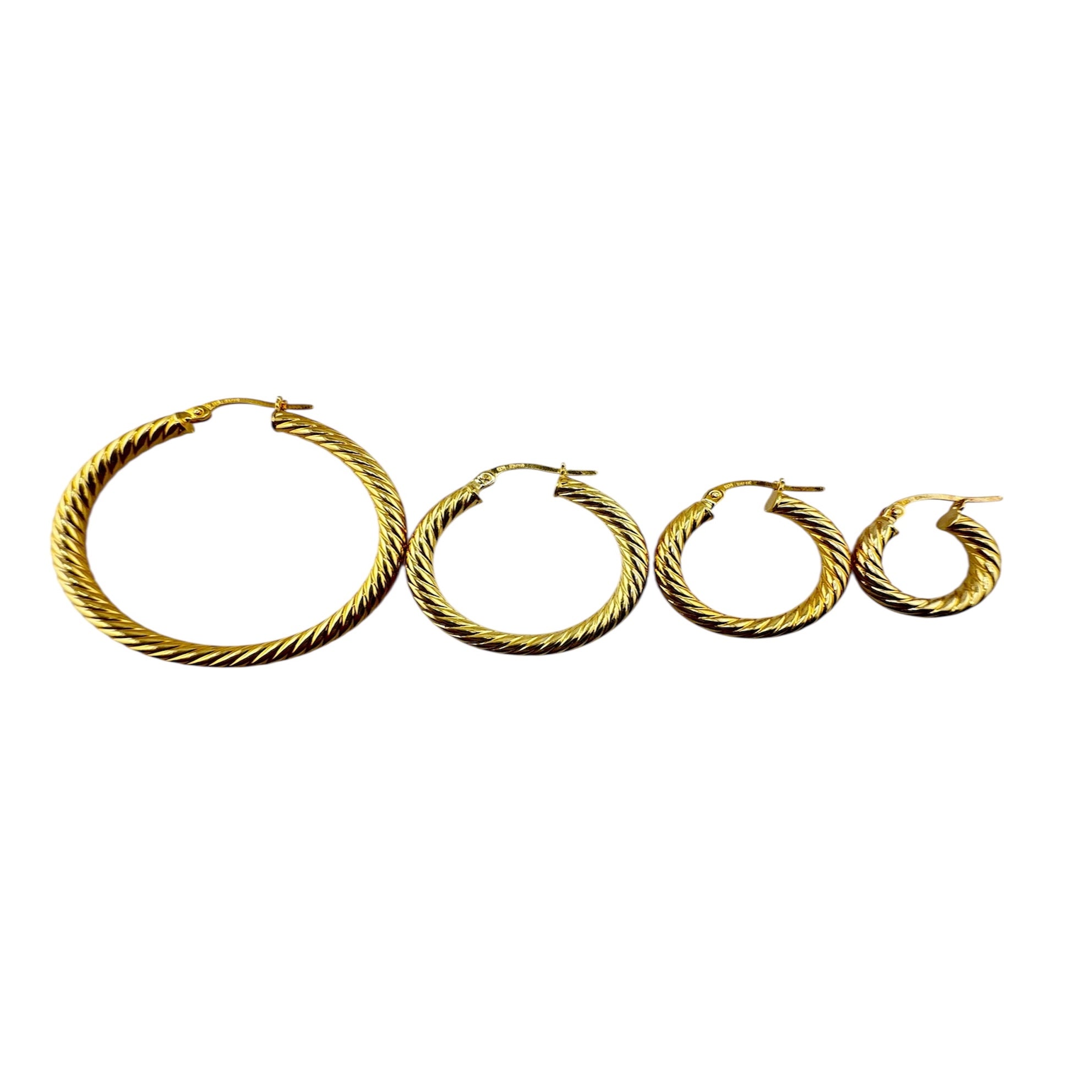 Aretes argolla torcido en oro 14K disponibles en diferentes tamaños, diseño elegante estilo cuerda con cierre seguro para uso diario o de ocasión.