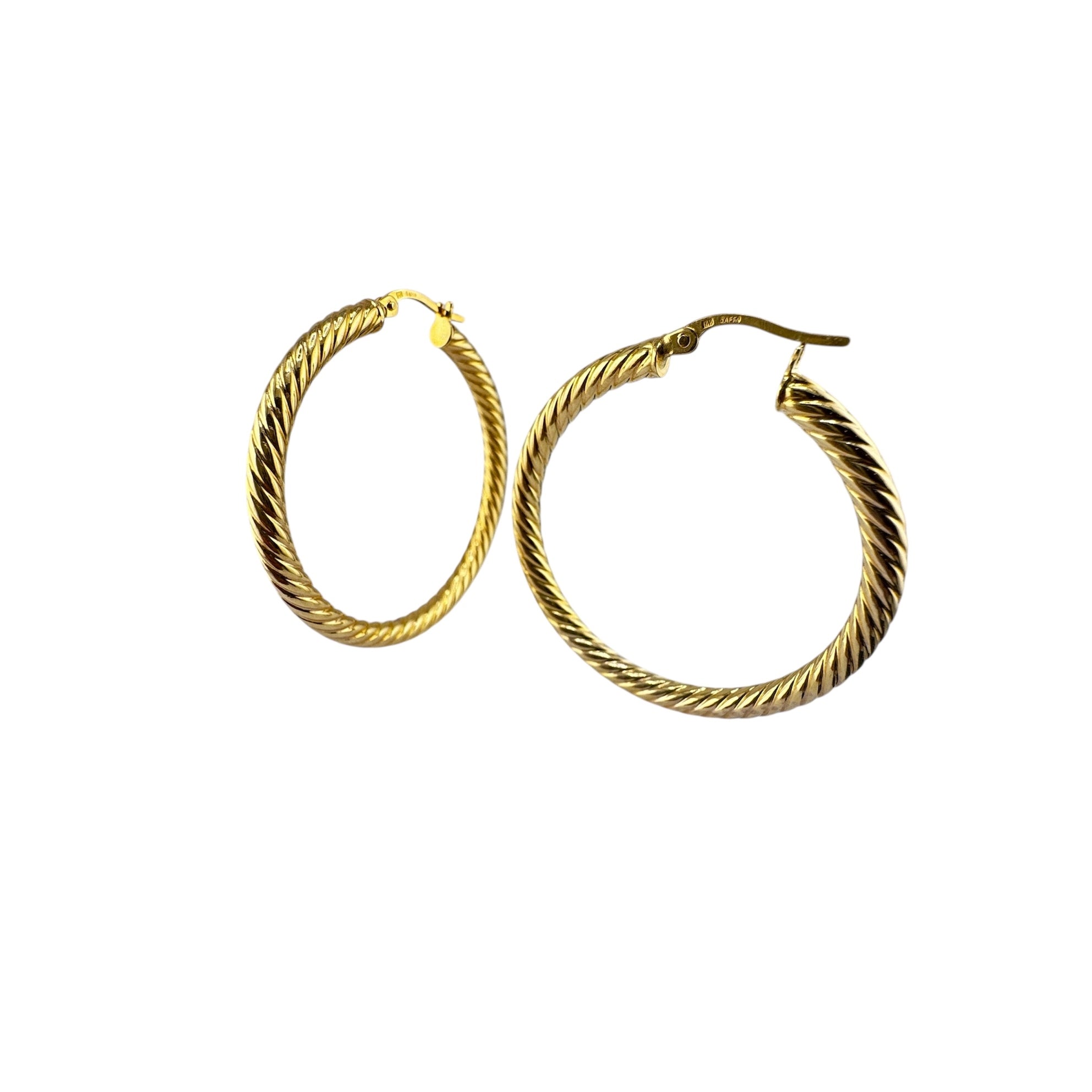 Par de aretes argolla torcido en oro 14K con diseño elegante estilo cuerda y cierre seguro, perfectos para uso diario o para ocasiones especiales.