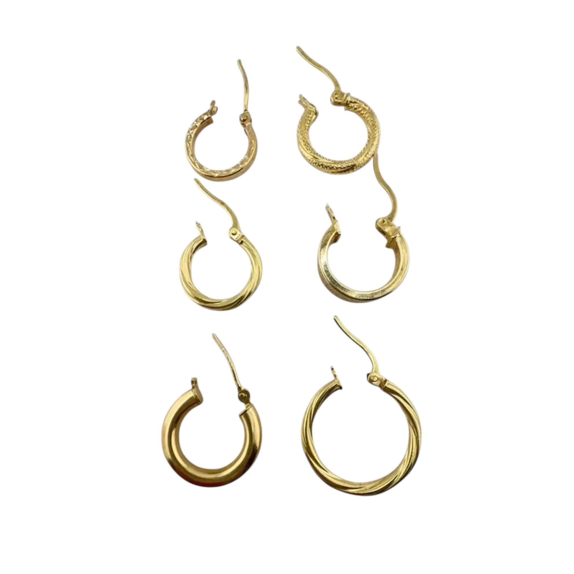 Aretes argollitas para niños en oro 14K, pequeños y seguros, en modelos variados: lisos, satinados, torcidos y diamantados. Perfectos para uso diario y ocasiones especiales.
