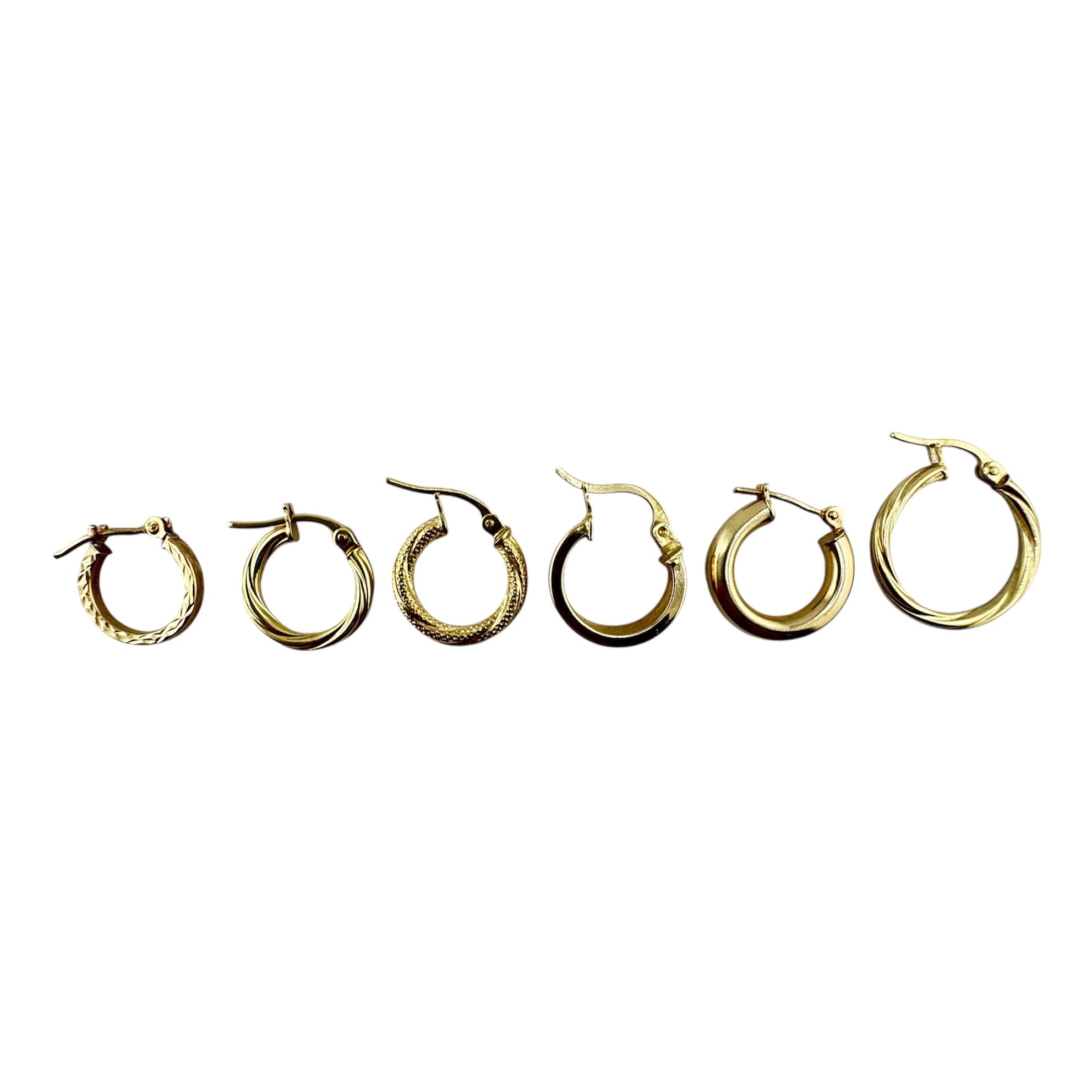 Aretes argollitas para niños en oro 14K, modelos pequeños variados: torcidos, lisos, satinados y diamantados. Argollitas cómodas y seguras para uso diario.