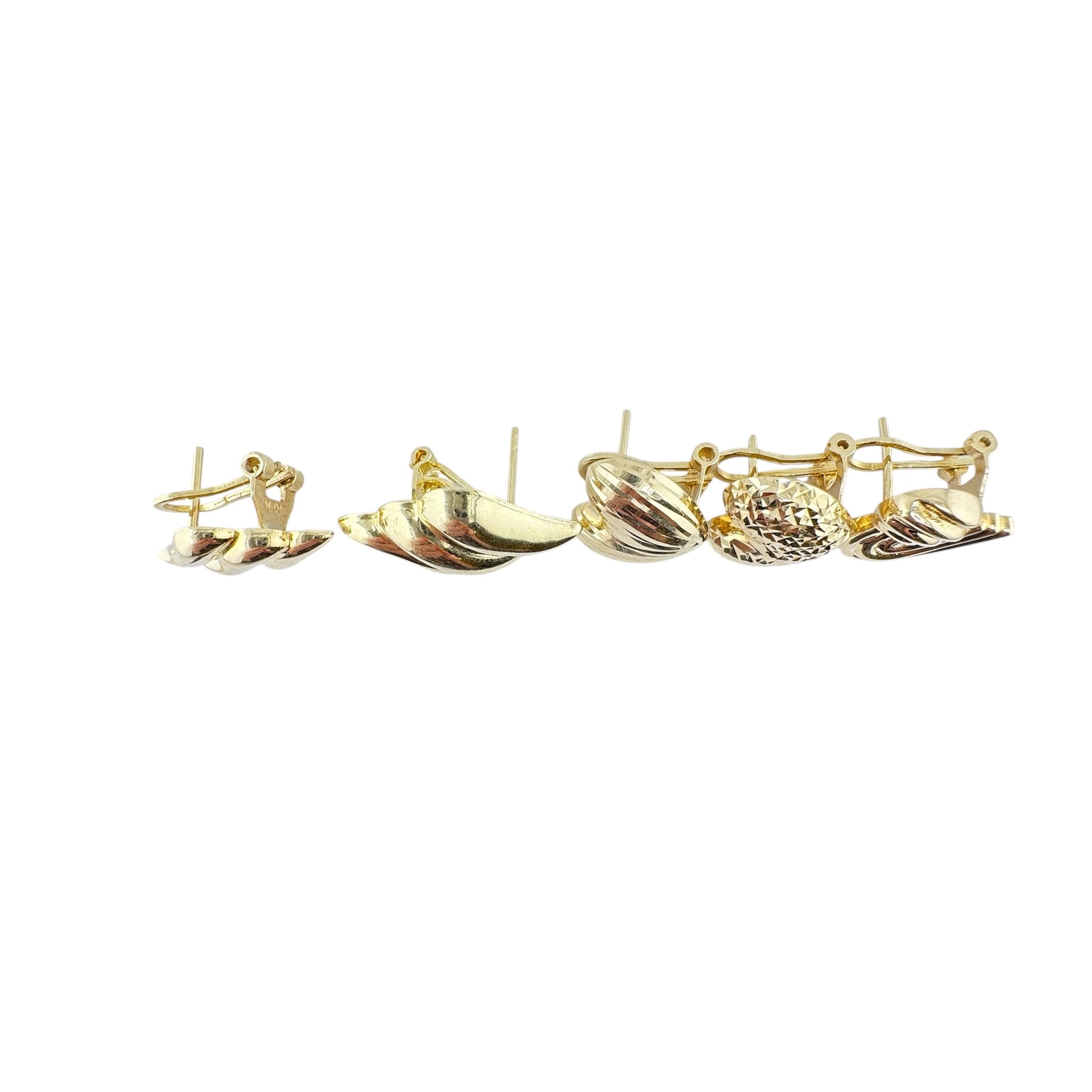Vista trasera de aretes de botón en oro 14k con cierre omega, modelos ondulado, corazón texturizado, corazón facetado y corazón entrelazado, TuOro.