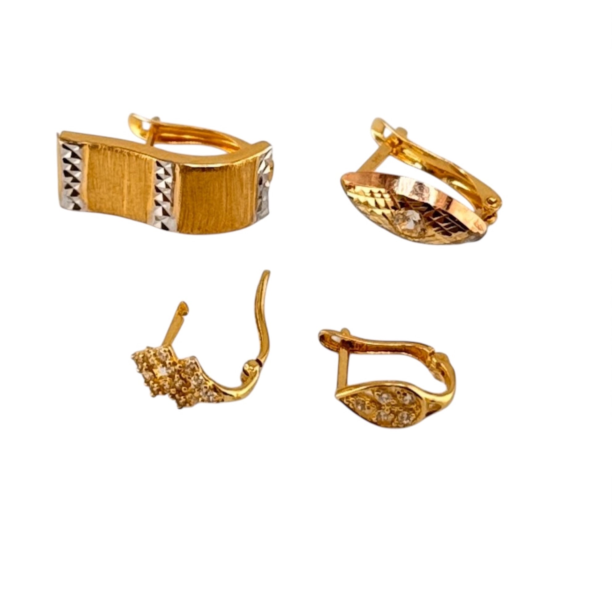 Aretes cortos con cierre catalán en oro de 14 quilates, modelos variados con diseños modernos y detalles en circonia, ideales para uso diario.