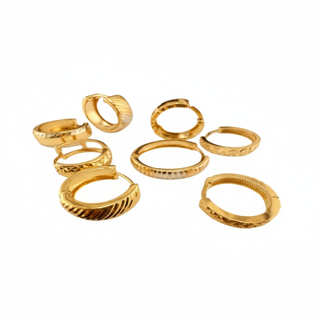 Colección completa de aretes cortos tipo huggie en oro 14K, con diseños diamantados, lisos y bicolor, ideales para uso diario o para regalar