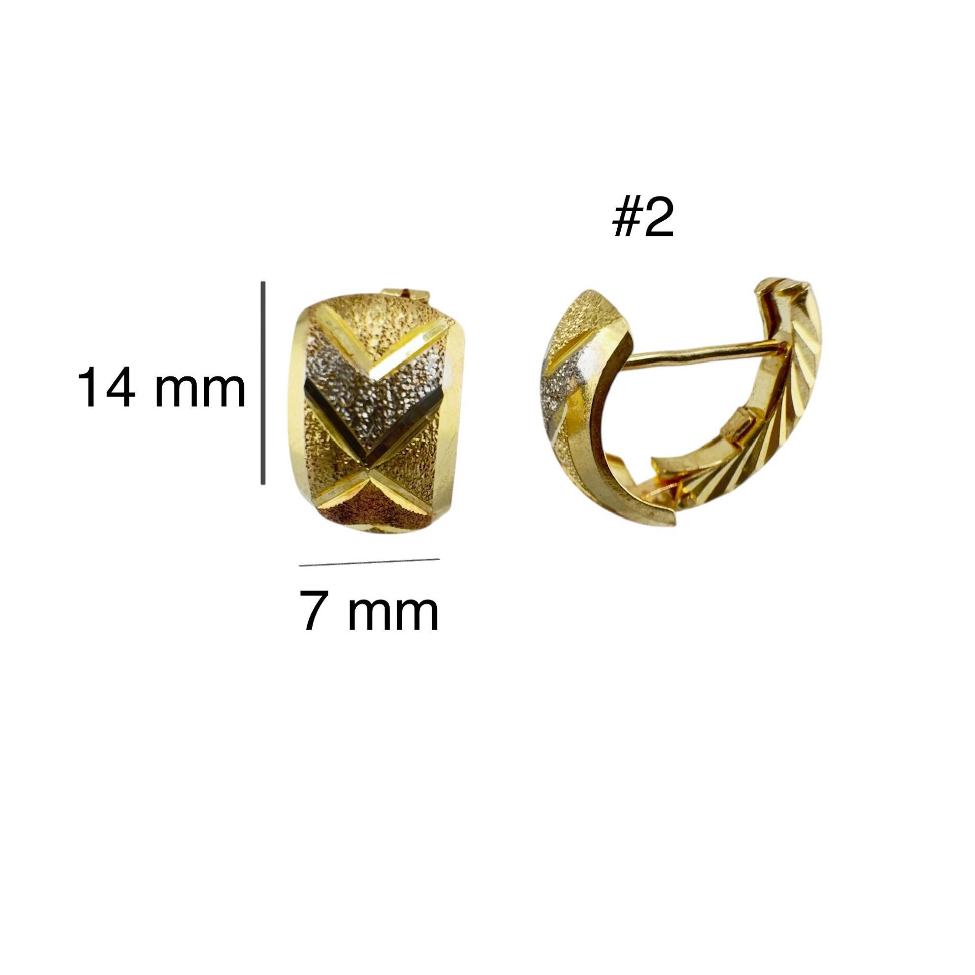 Aretes cortos en oro 14k con cierre de pin y clip de presión, diseño bicolor en forma de chevrón texturizado, medida 14 x 7 mm