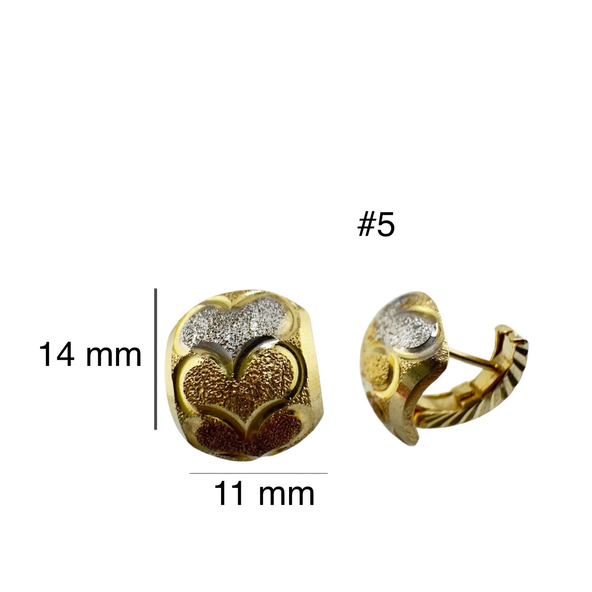 Aretes cortos en oro 14k con cierre de pin y clip de presión, diseño de corazones tricolor texturizado, medida 14 x 11 mm