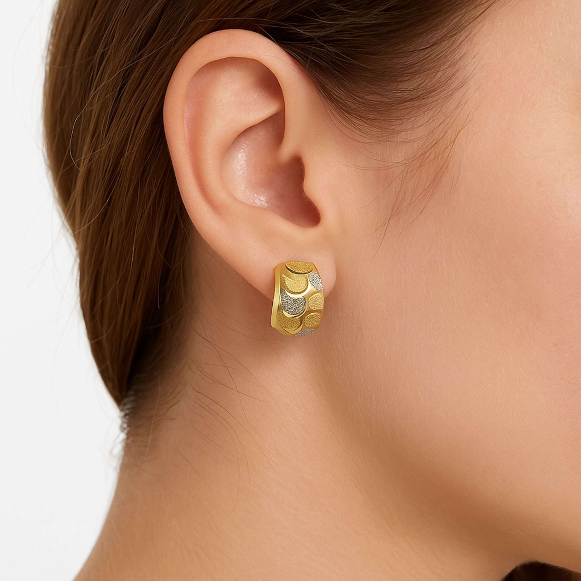 Arete corto de oro 14k con cierre de pin y clip de presión, mostrado en la oreja para apreciar su tamaño y estilo