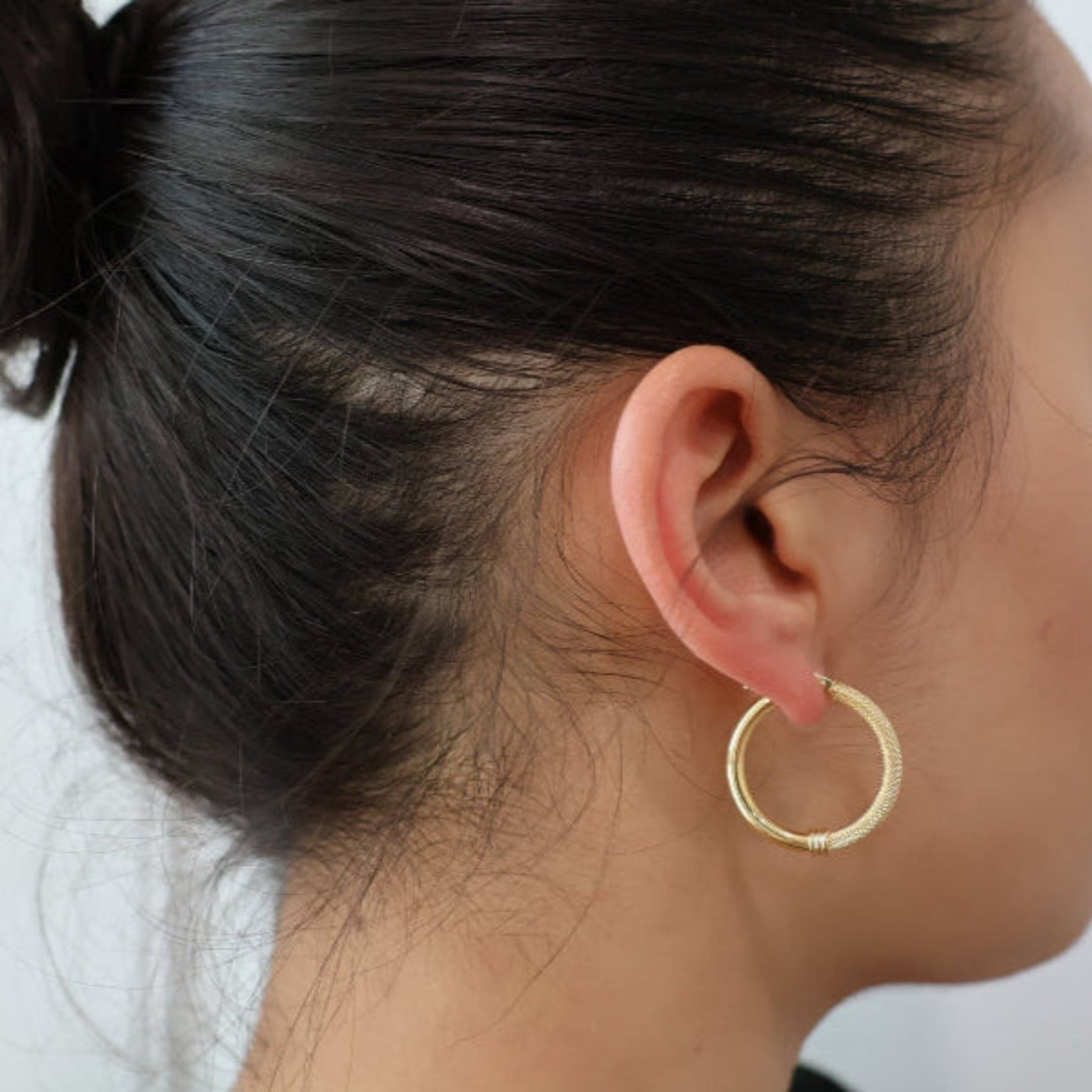 Aretes de aro oro 14K con acabado mixto (liso y satinado) – Grosor 3 mm | - Joyería TuOro