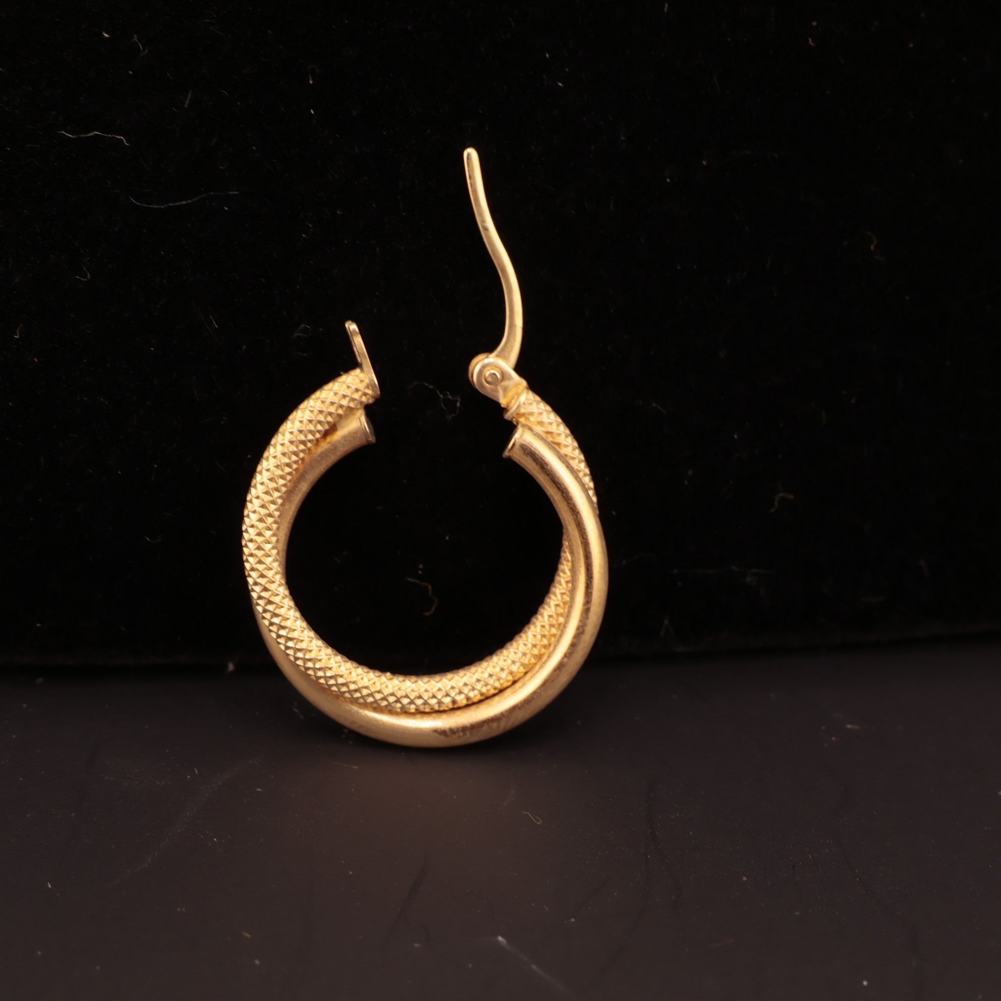 Aretes de oro 14K doble aro con acabado liso y satinado (4 mm) - Joyería TuOro