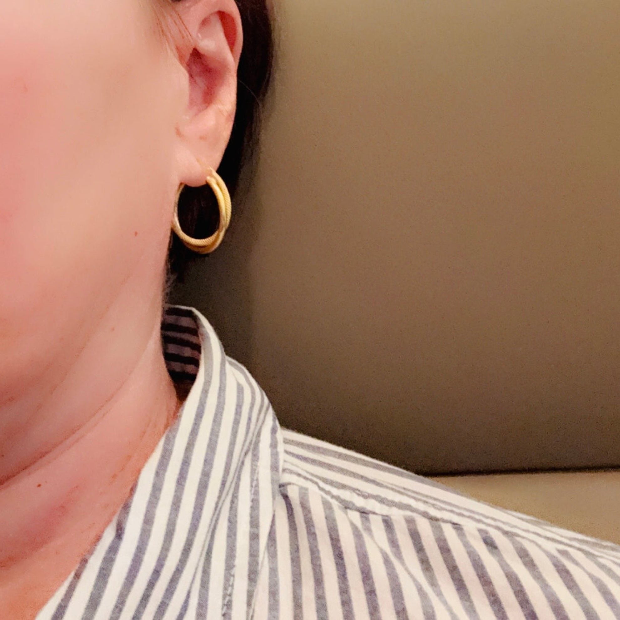 Aretes de oro 14K doble aro con acabado liso y satinado (4 mm) - Joyería TuOro