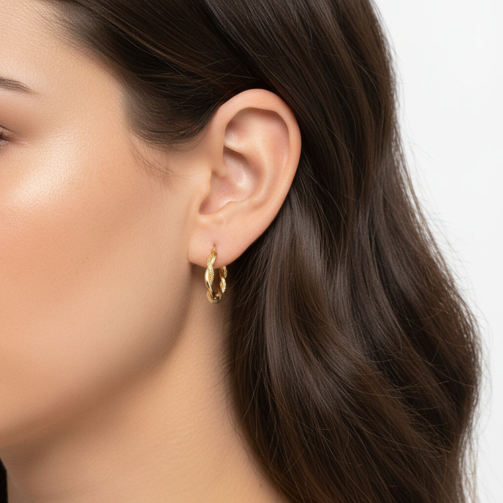 Vista de uso de aretes de oro 14K con diseño torcido dúo, acabados satinado y liso entrelazados – Joyería TuOro