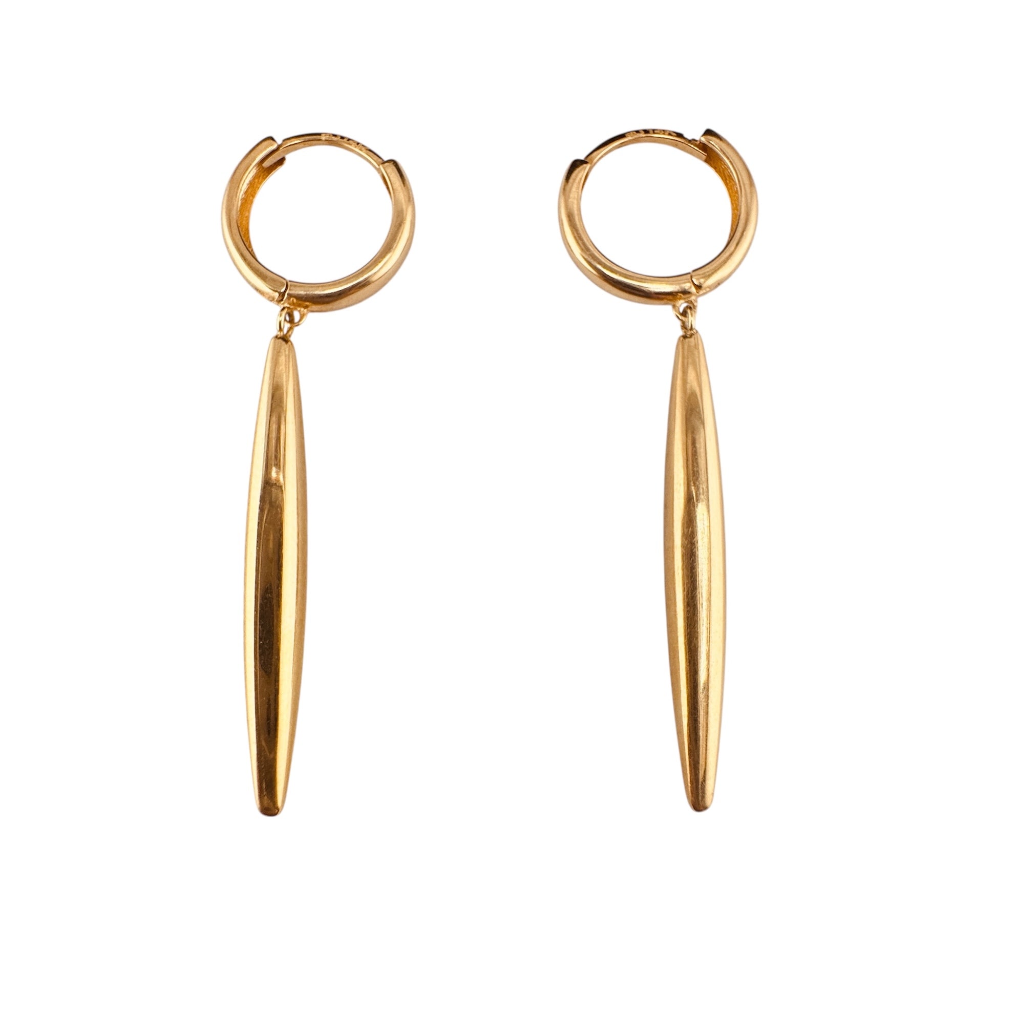 Arete largo huggie en oro 14K con diseño tipo espiga estilizada, solo.