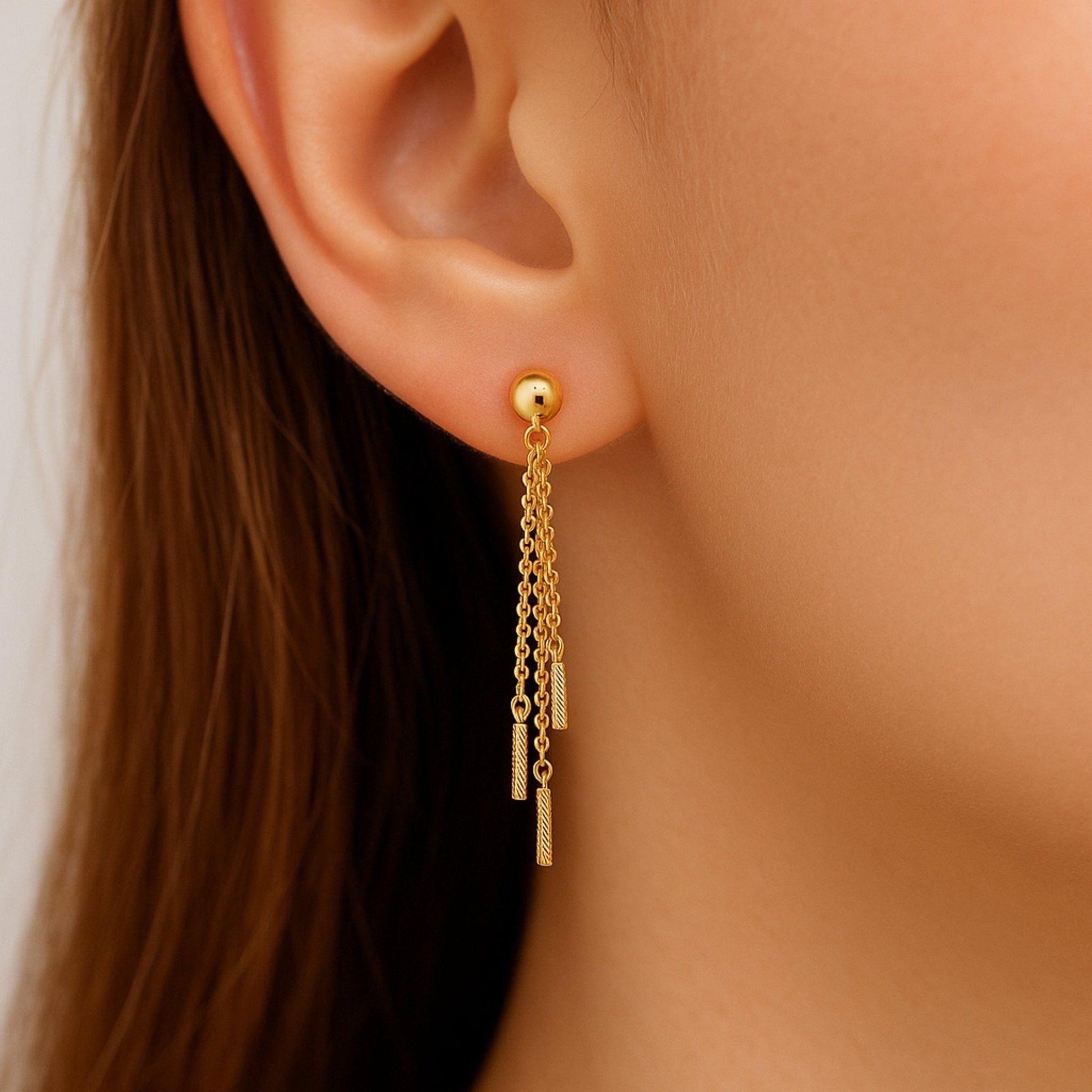 Arete largo en oro 14 kilates con cierre mariposa y diseño de cascada de barras, joyería fina y elegante para mujer