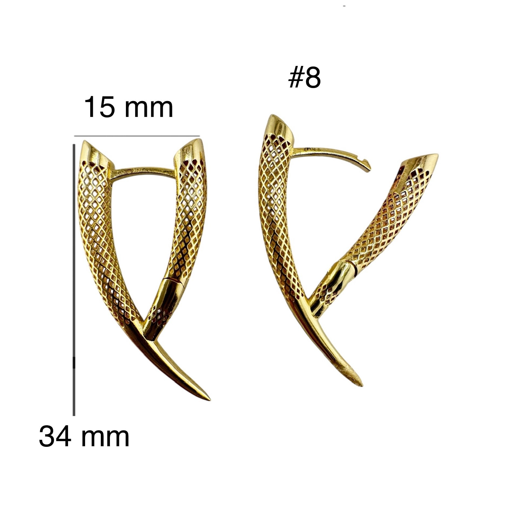 Aretes largos en oro 14k con cierre de pin y clip de presión, diseño texturizado con acabado calado, medida 34 x 15 mm
