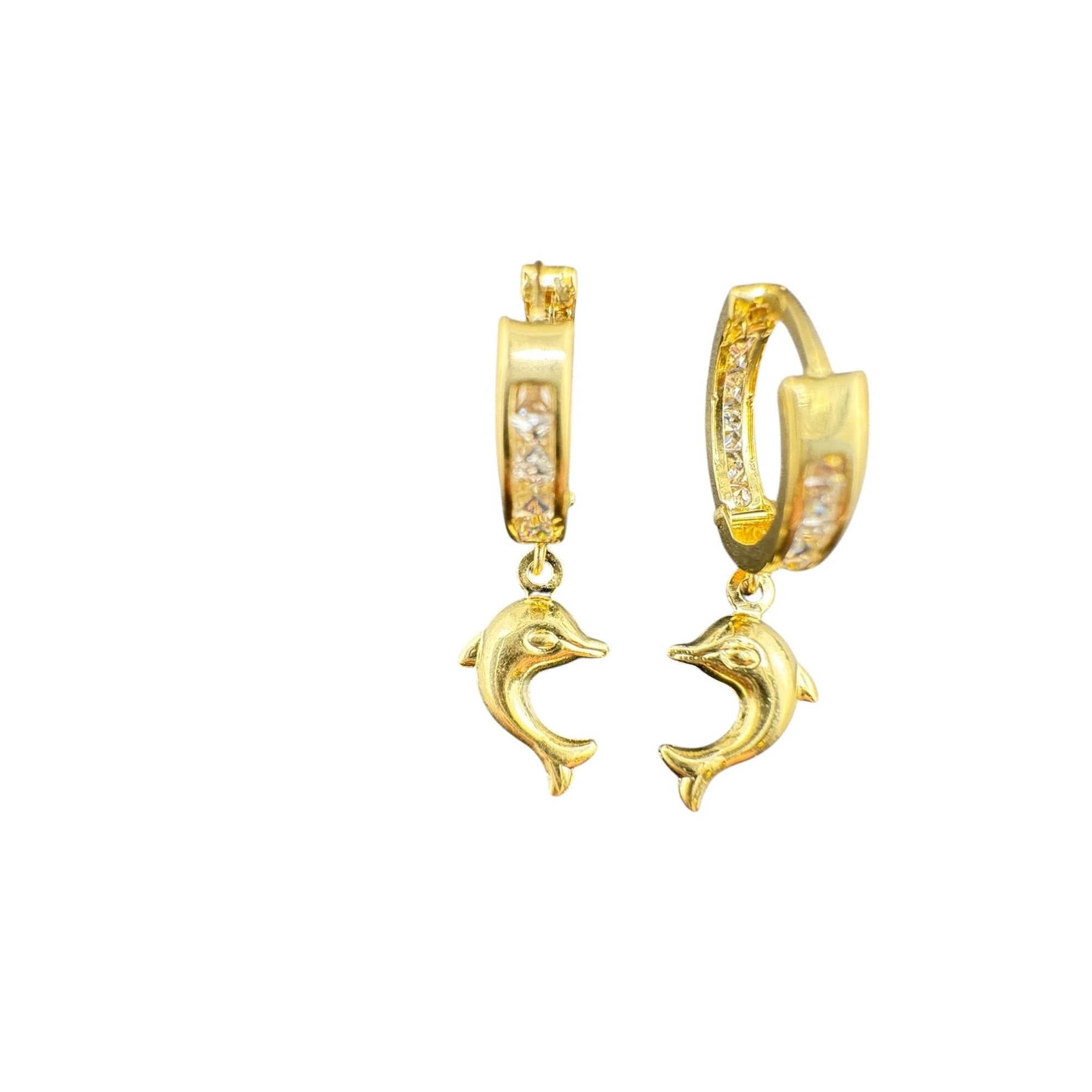Aretes medianos huggie en oro 14K con dije colgante de delfín y brillantes circonias, ideales para un estilo moderno y alegre